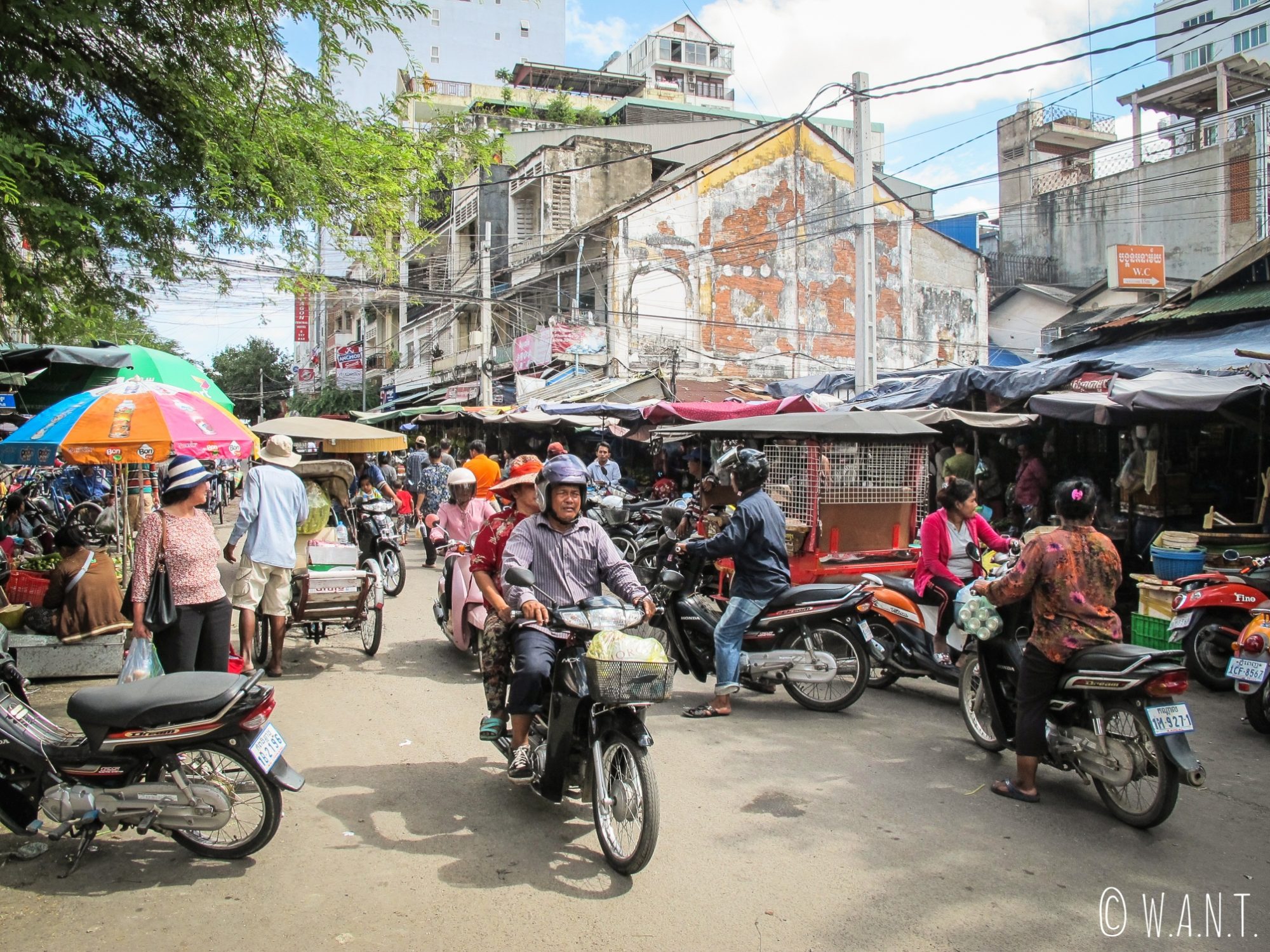 Rue bondée du centre de Phnom Penh