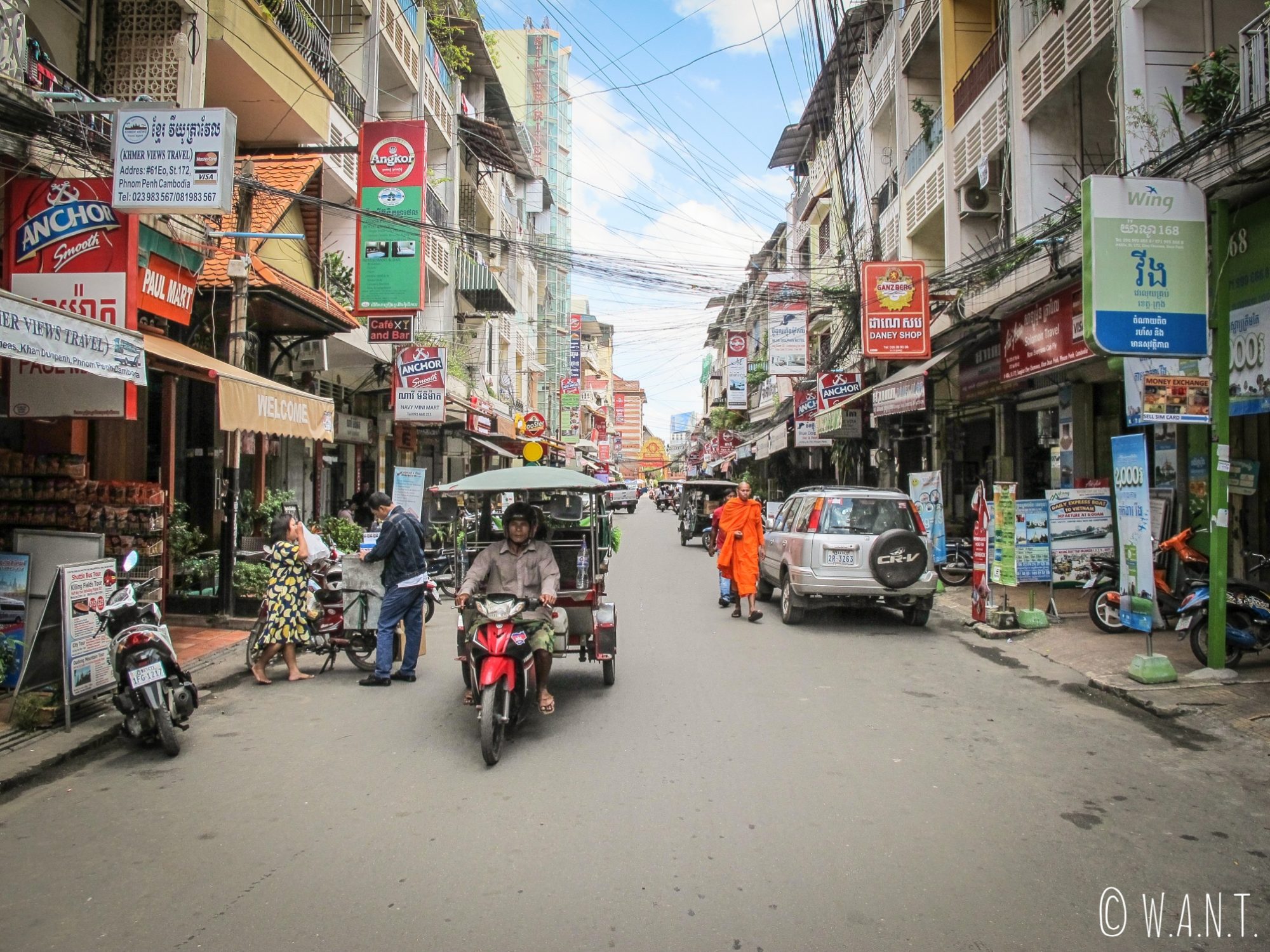 Rue de guesthouses et de restaurants à Phnom Penh