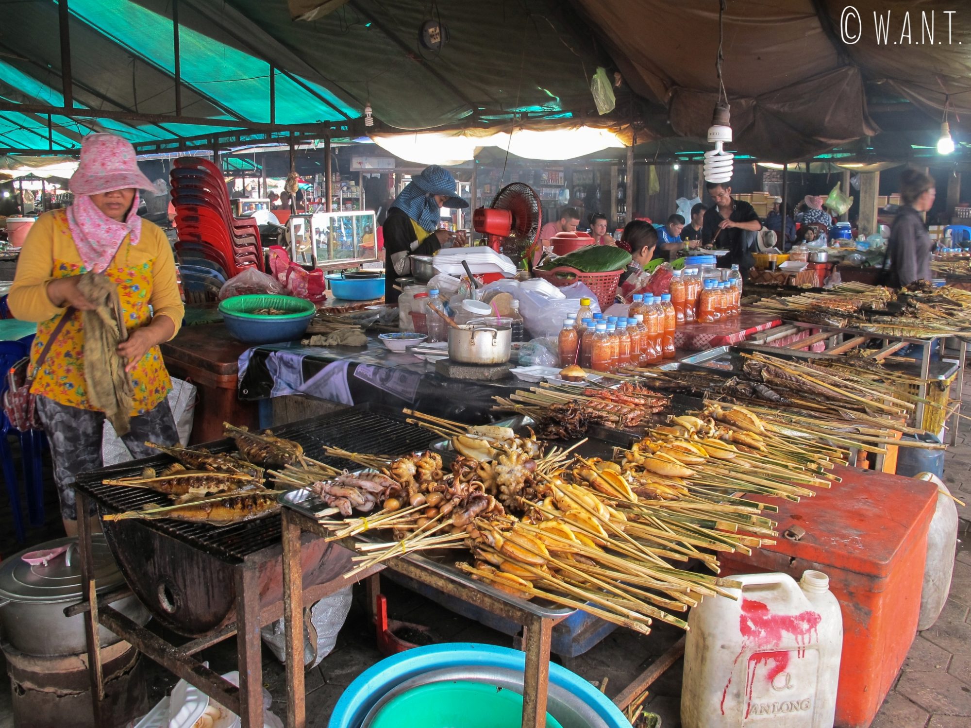 Stand de brochettes de poisson sur le marché aux crabes de Kep