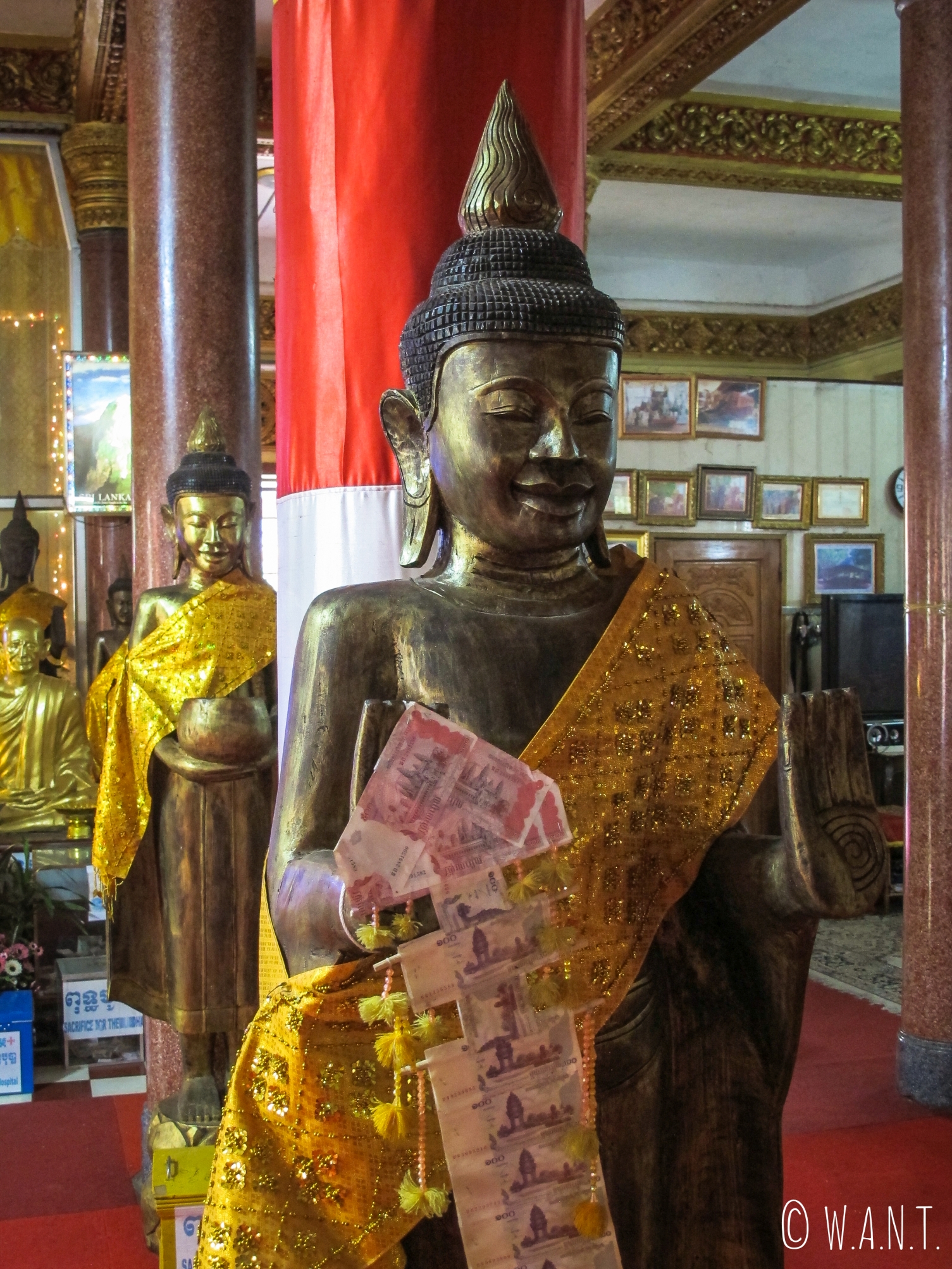 Statue de Bouddha à l'intérieur du Wat Ounalom de Phnom Penh