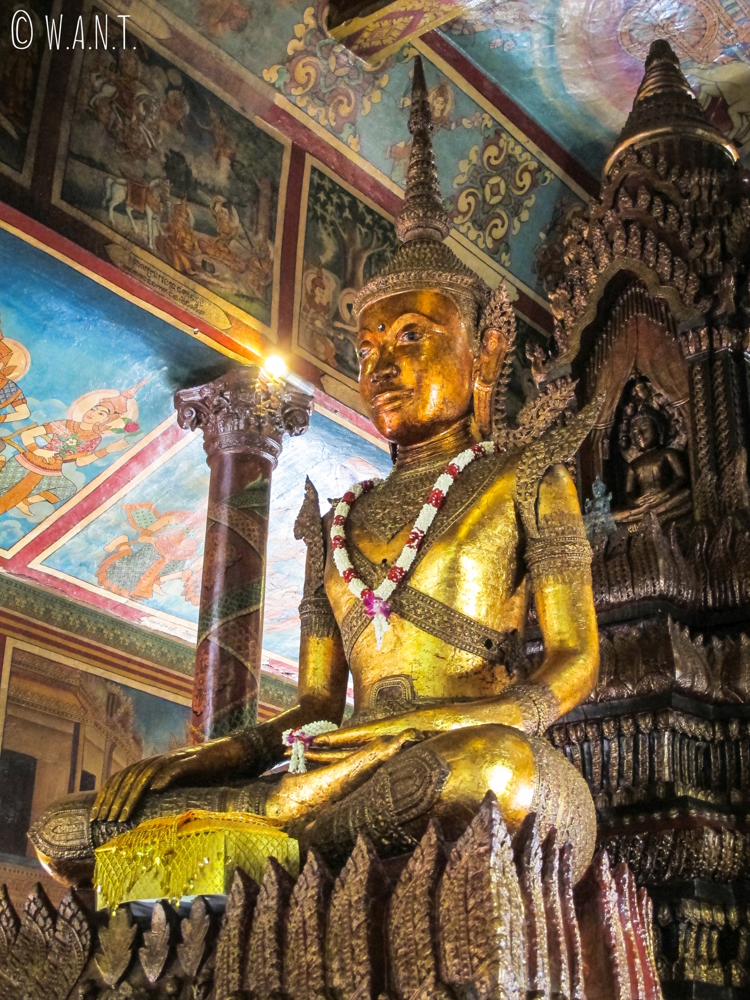 Statue dorée de Bouddha à l'intérieur du Wat Phnom de Phnom Penh