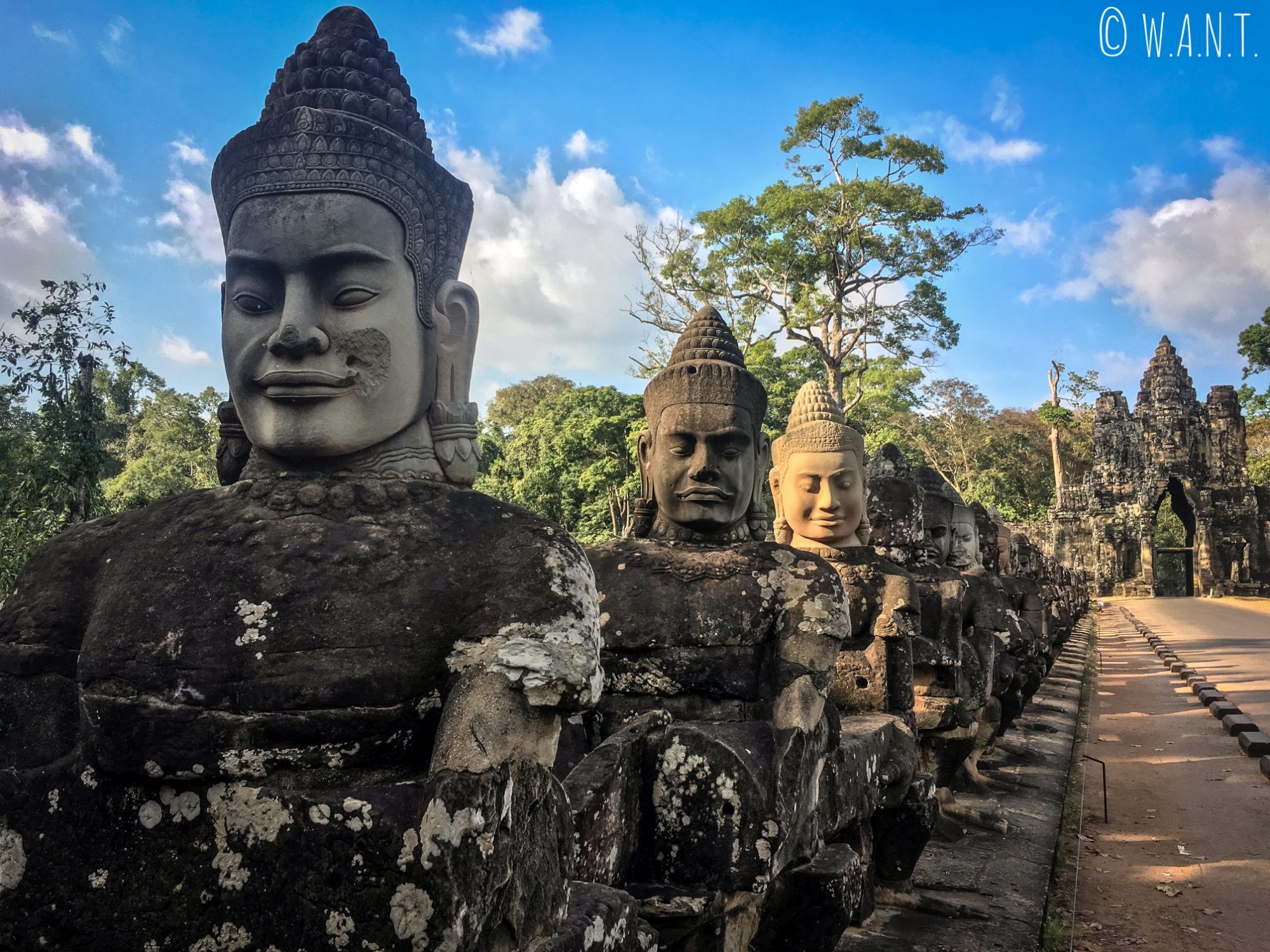 Statues bordant l'entrée sud d'Angkor Thom