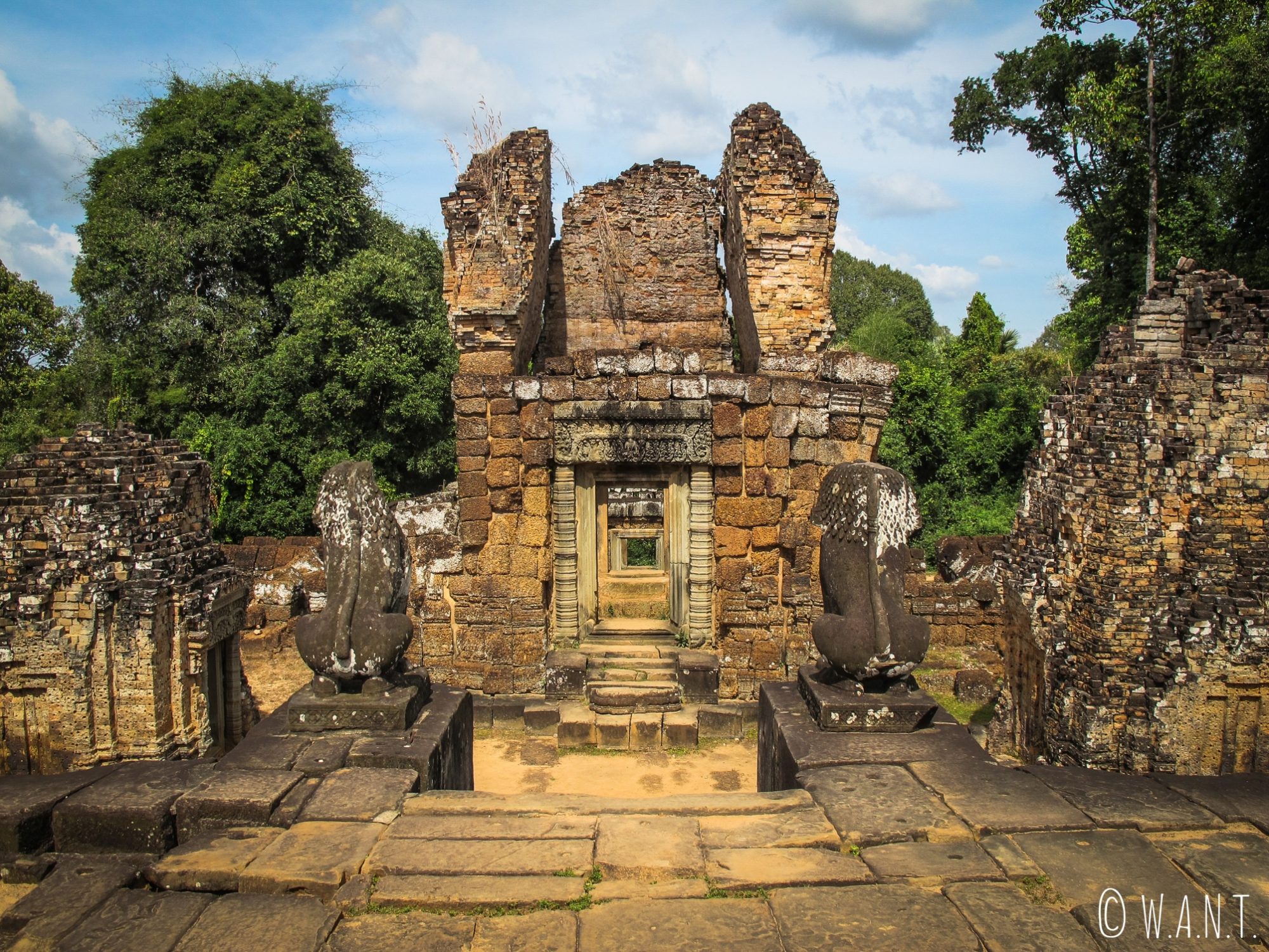 Statues, porte et tour du temple East Mebon à Angkor