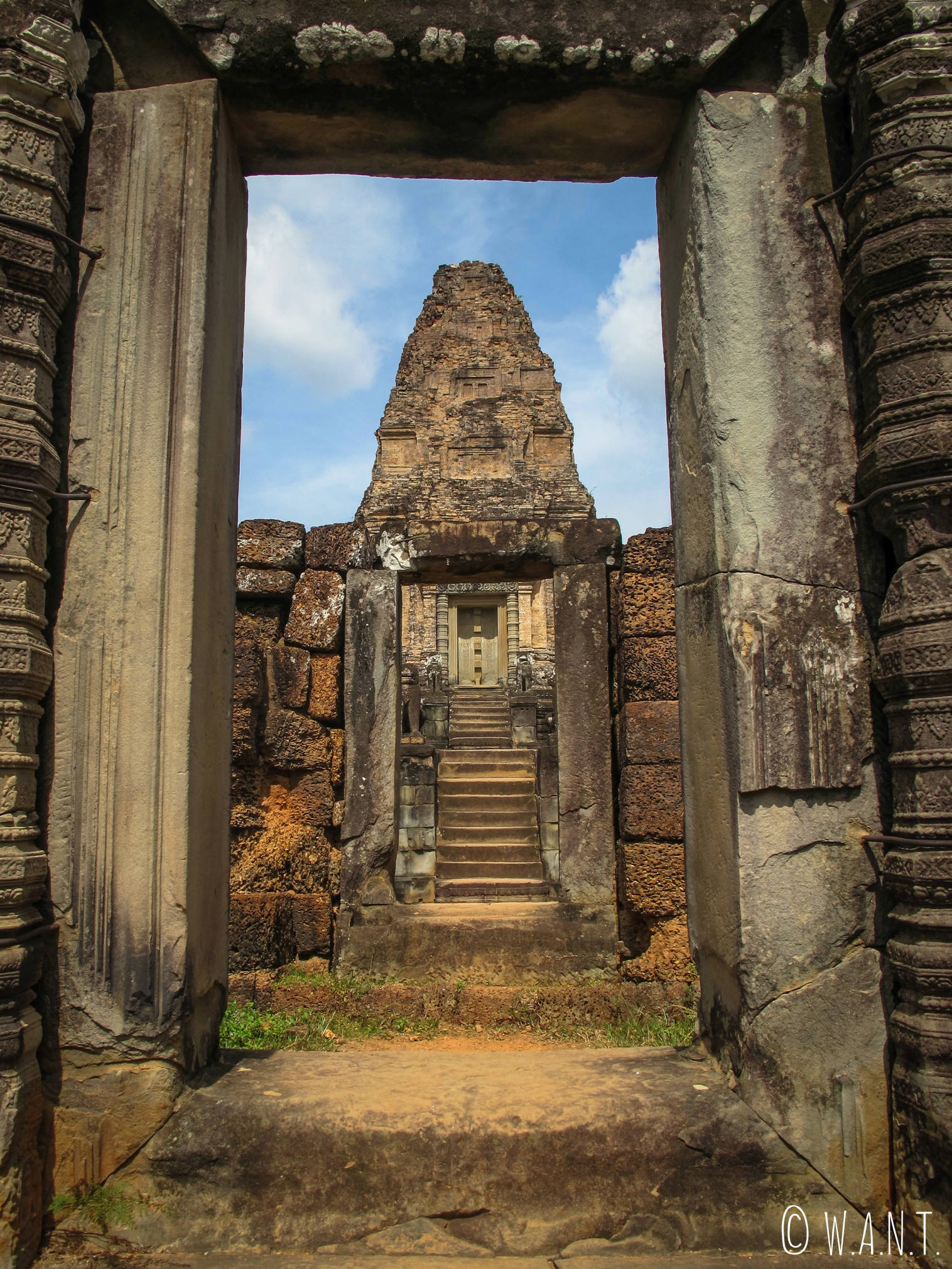 Superbe perspective au temple East Mebon à Angkor