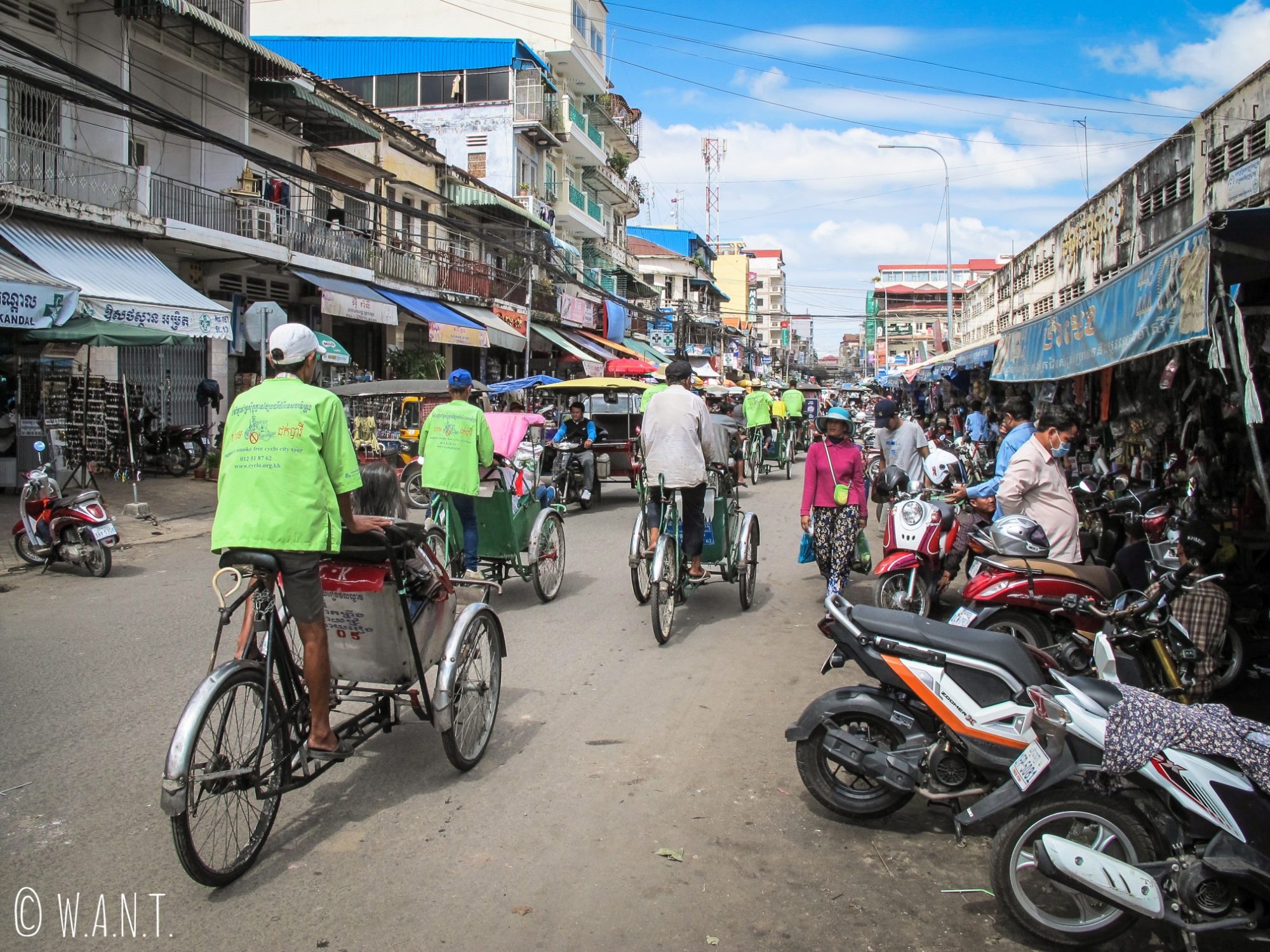 Trishaws dans les rues de Phnom Penh