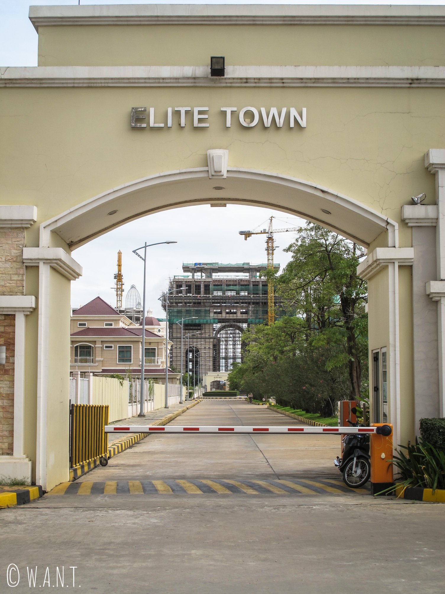 Un Arc de Triomphe est en construction dans le quartier Elite Town de Diamond Island à Phnom Penh