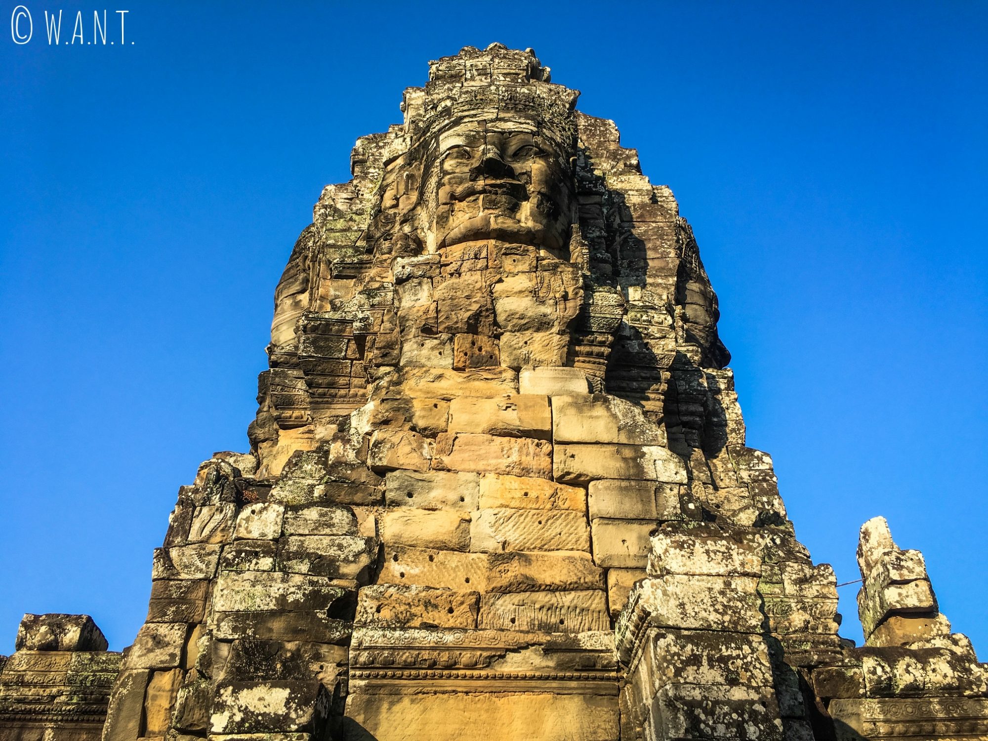 Vue en contre-plongée au temple Bayon à Angkor Thom