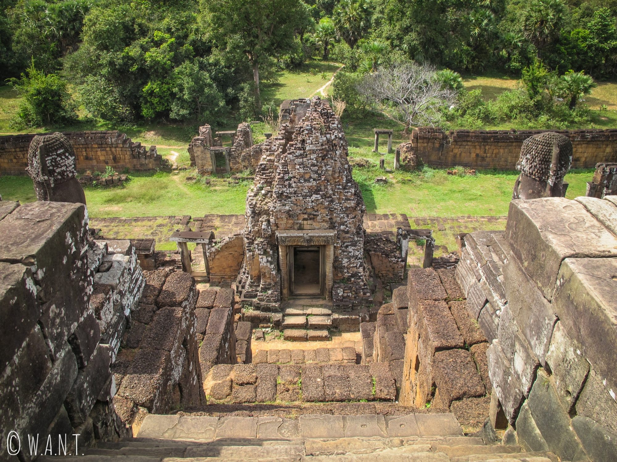 Vue en plongée au temple Pre Rup d'Angkor