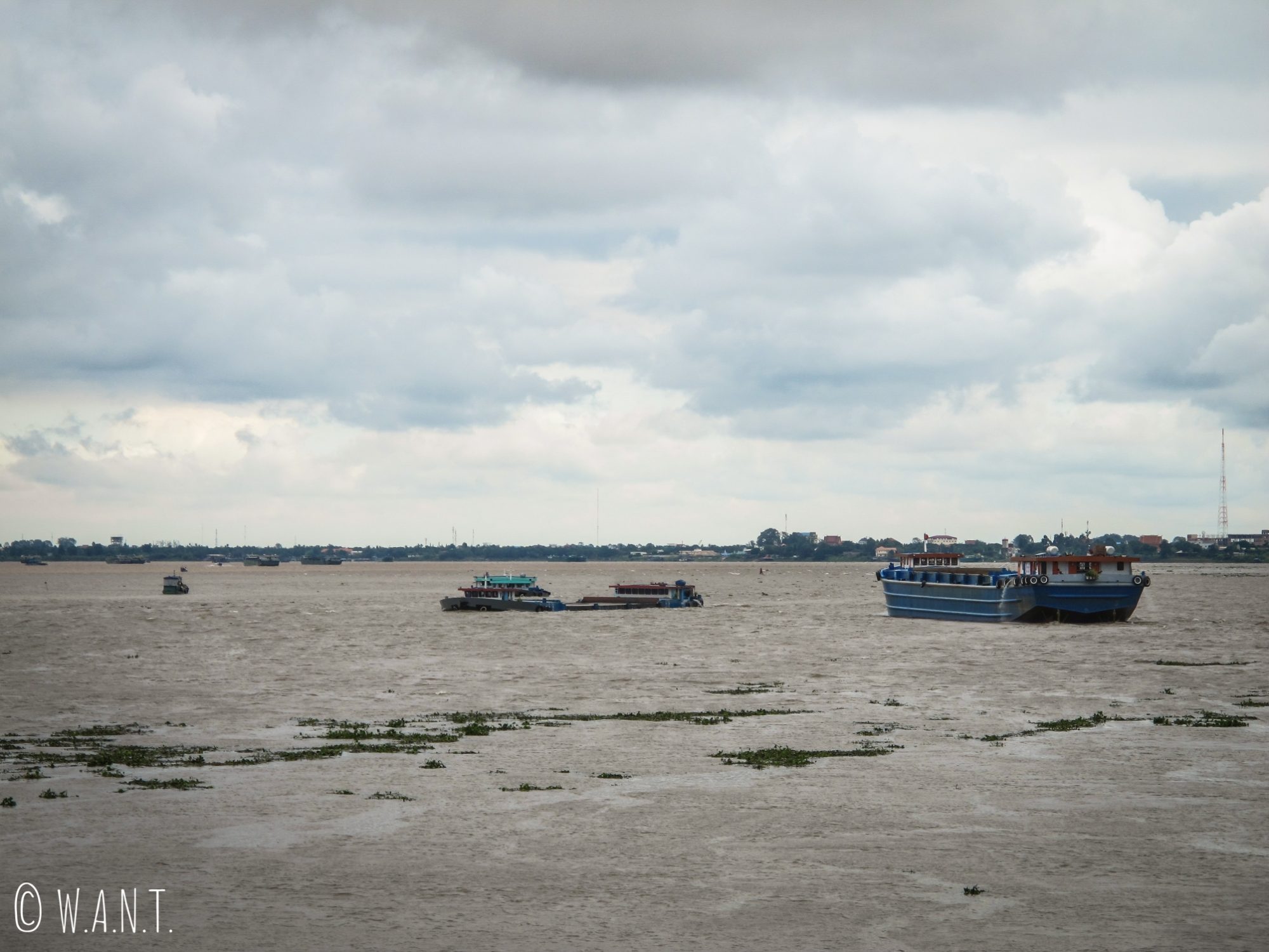 Vue sur le Mékong depuis le quai Sisowath à Phnom Penh