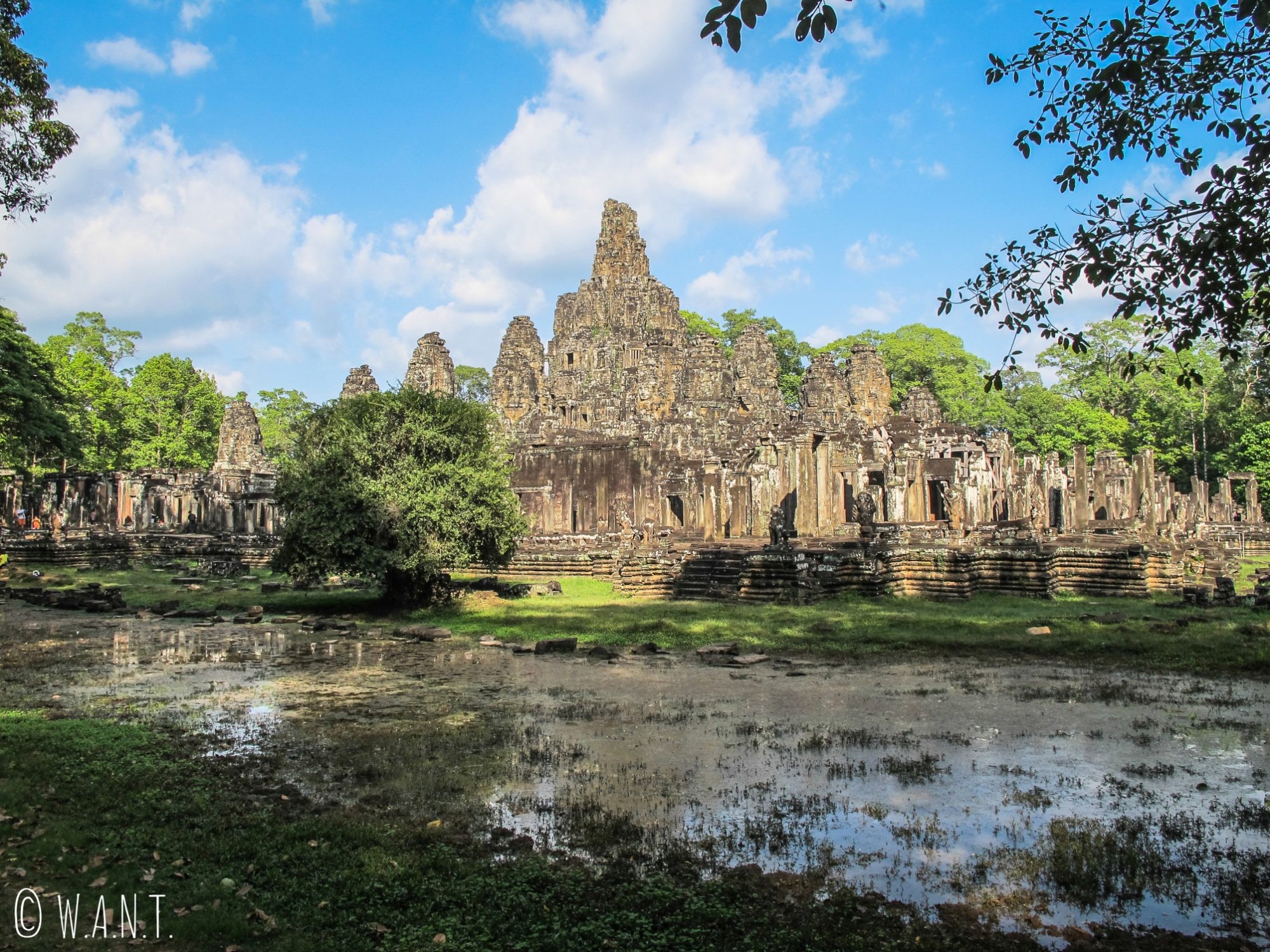 Vue sur le temple Bayon à Angkor