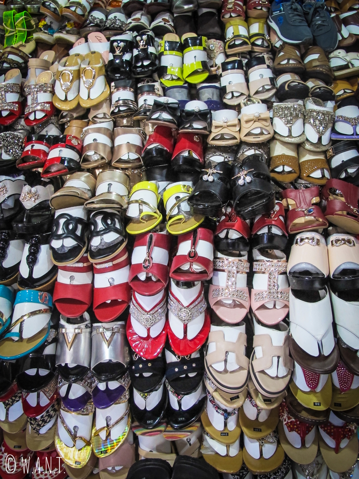 Étal de chaussures dans le marché couvert de Kratie