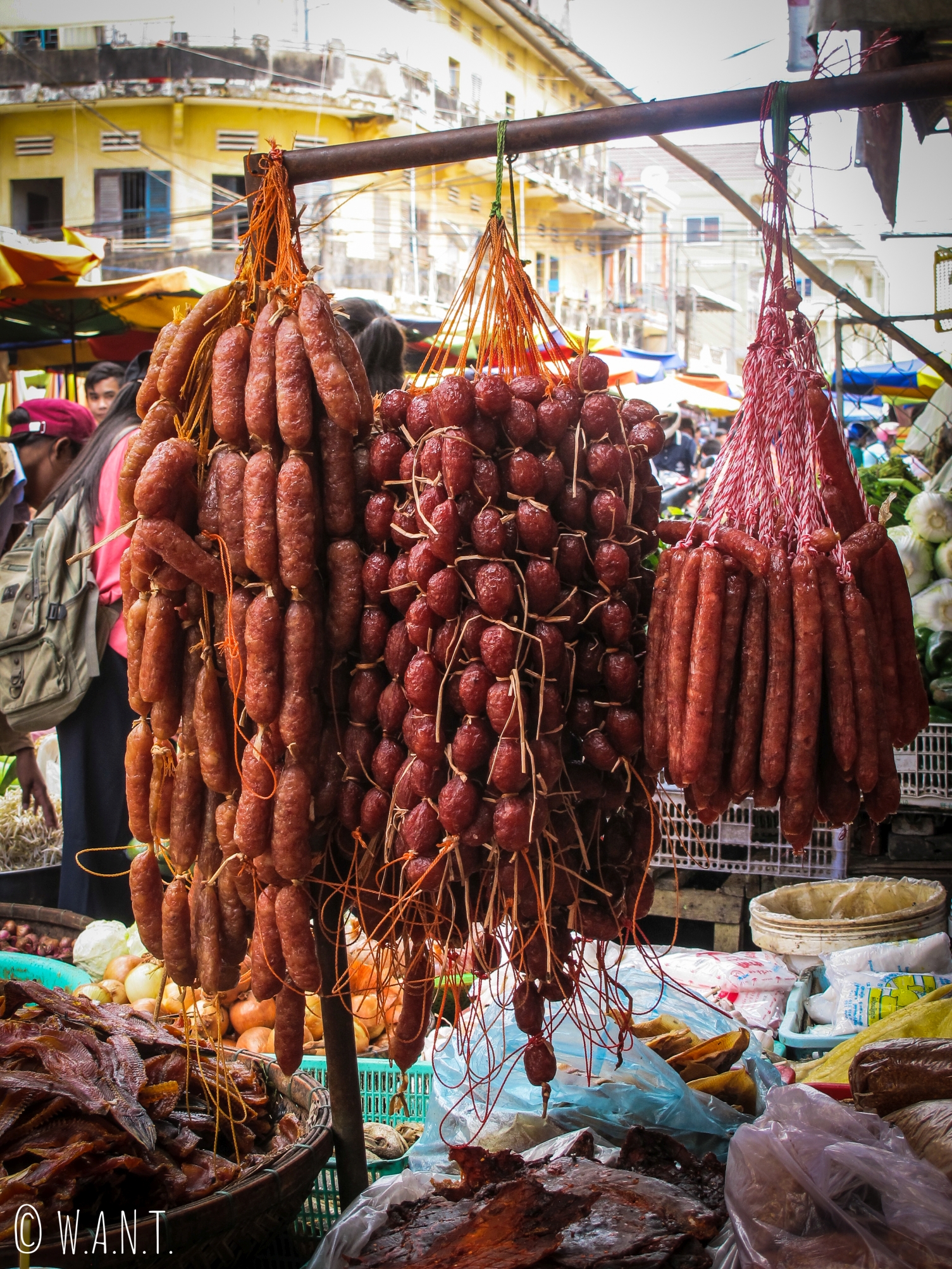 Étal de saucisses sur le marché de Kratie