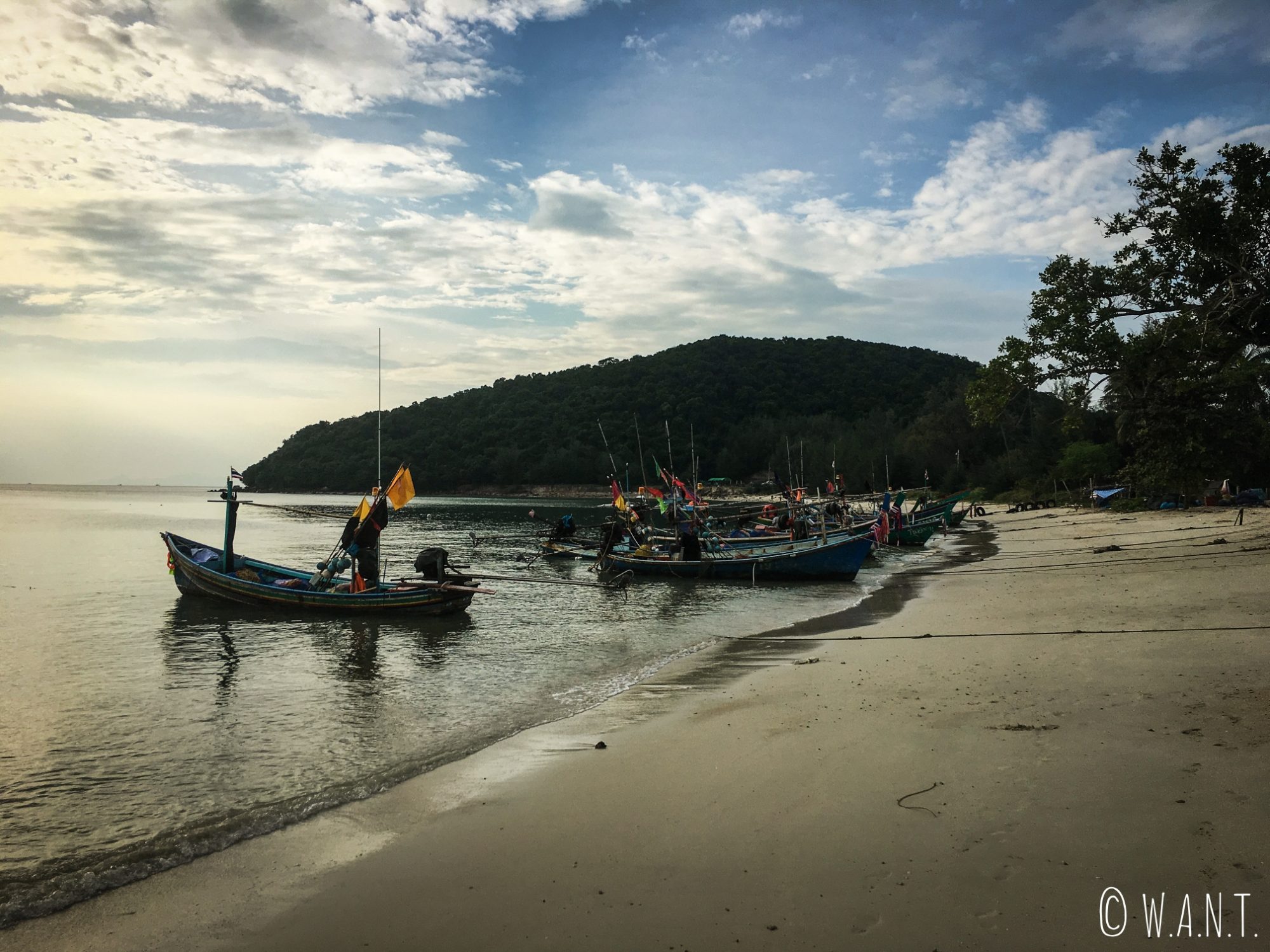 Bateaux de pêche sur la plage de Lipa Noi à Koh Samui
