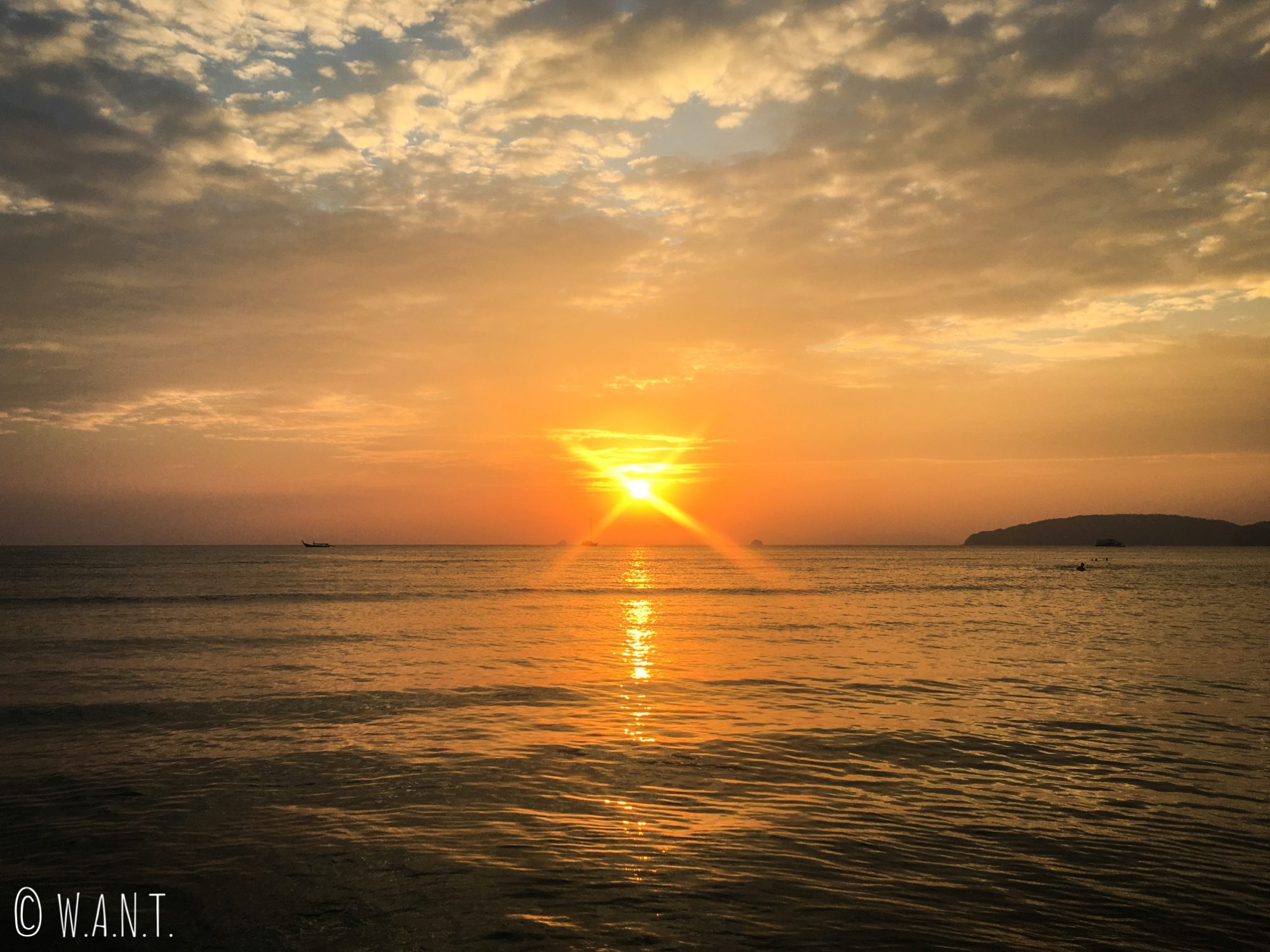 Coucher de soleil depuis la plage de Ao Nang dans la province de Krabi