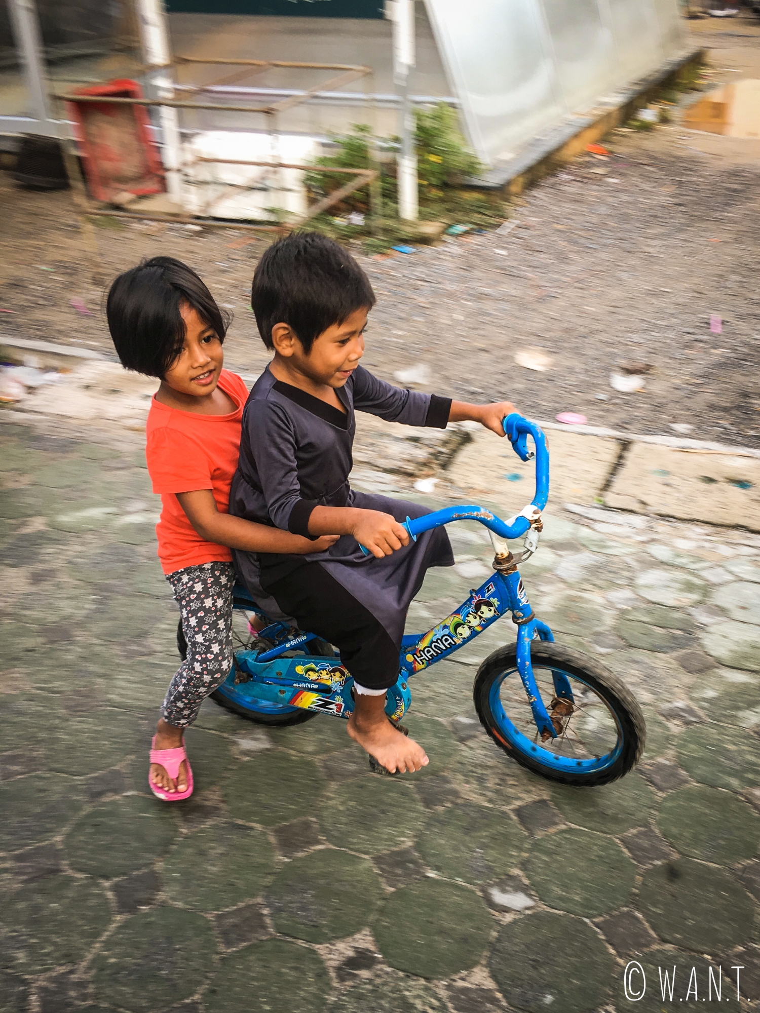 Enfants sur un vélo au village musulman de Koh Samui