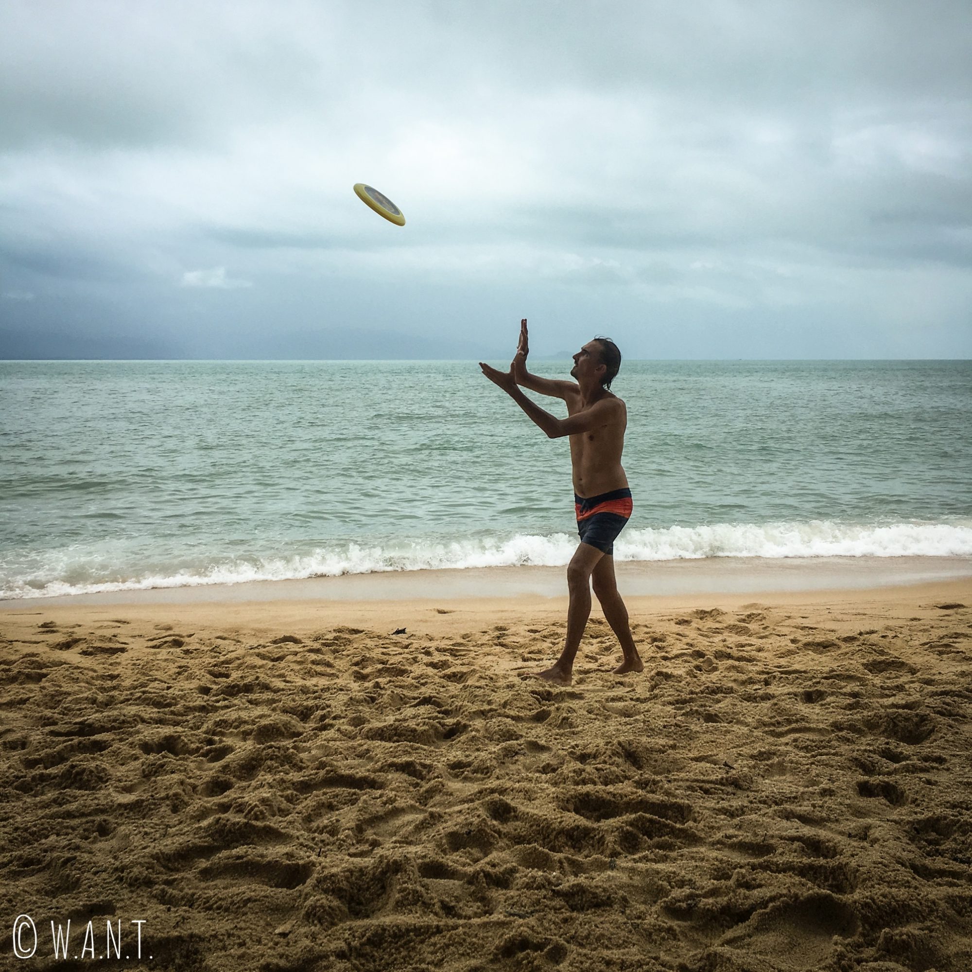 Frisbee sur la plage de Maenam à Koh Samui
