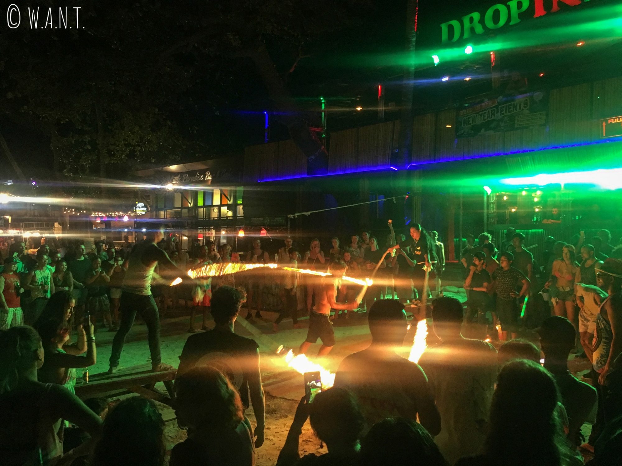 Jeu avec le feu à la Full Moon Party de Koh Phangan
