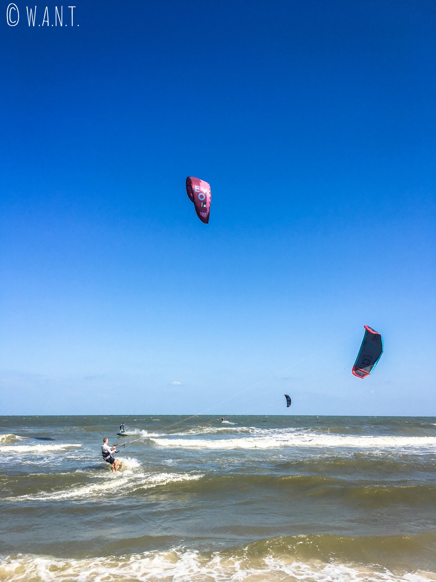 Kitesurfers sur la plage de Hua Hin