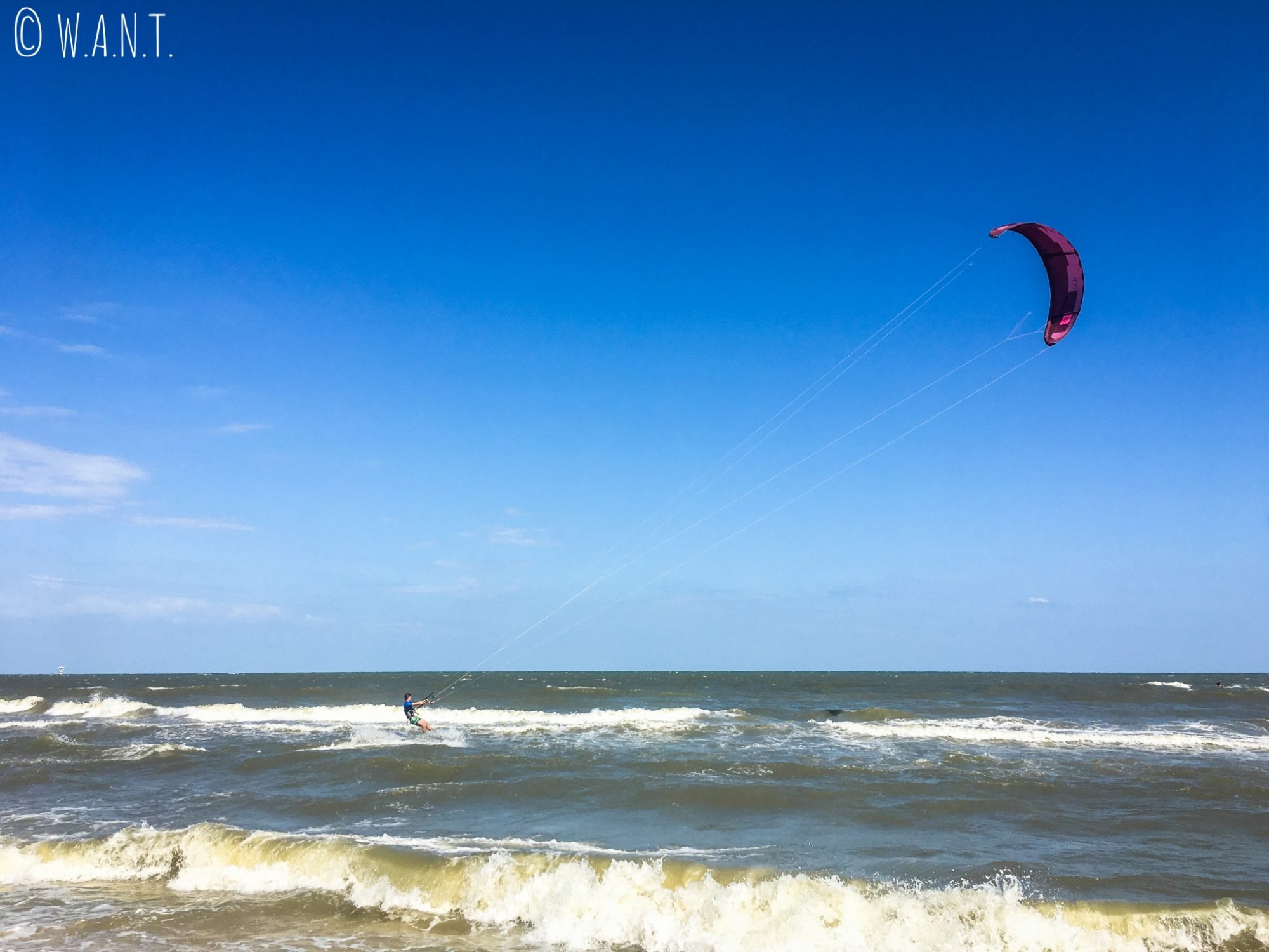 Le vent sur la plage de Hua Hin est propice au kitesurf