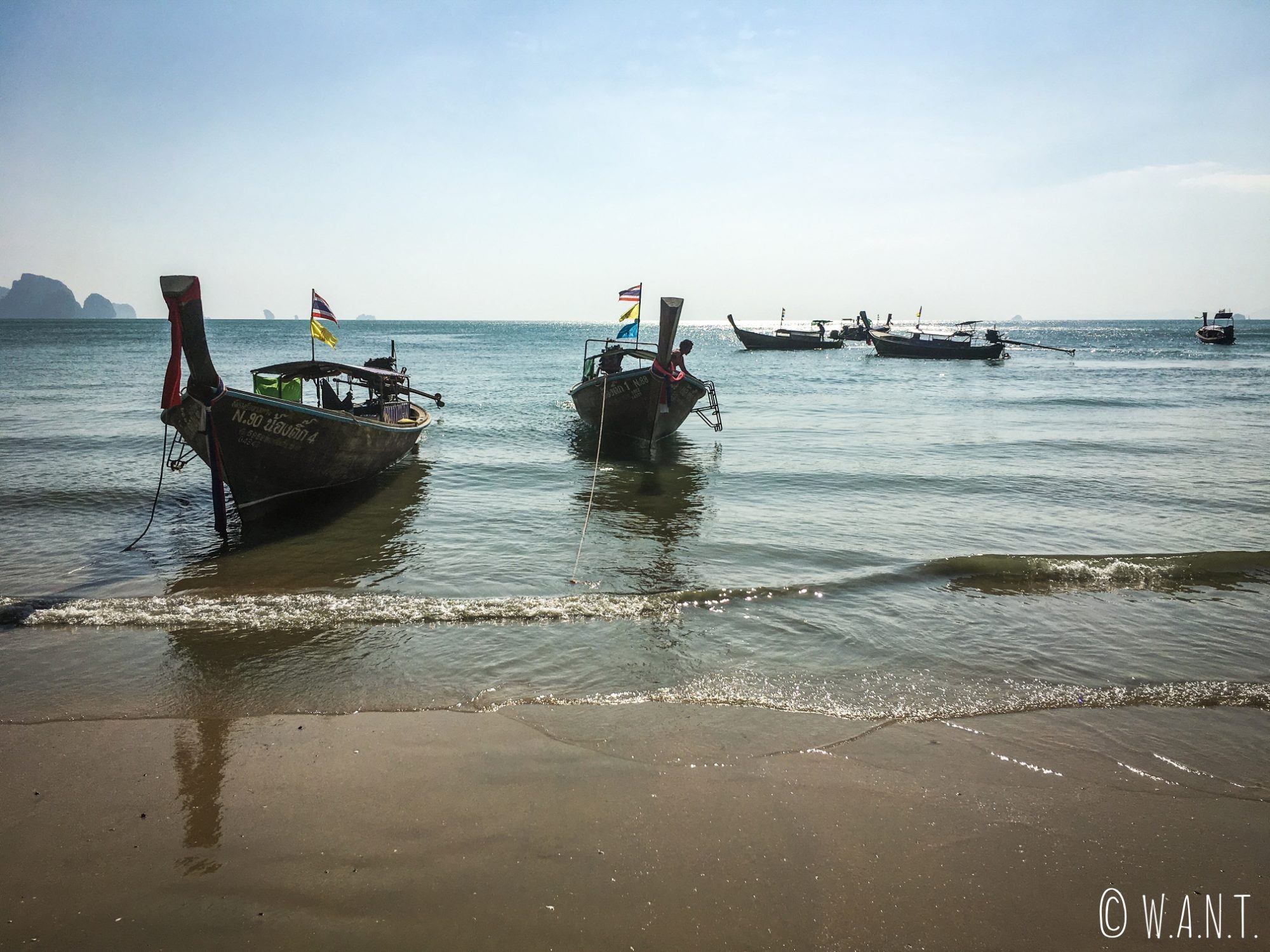 Longtail boats sur la plage de Ao Nang dans la province de Krabi