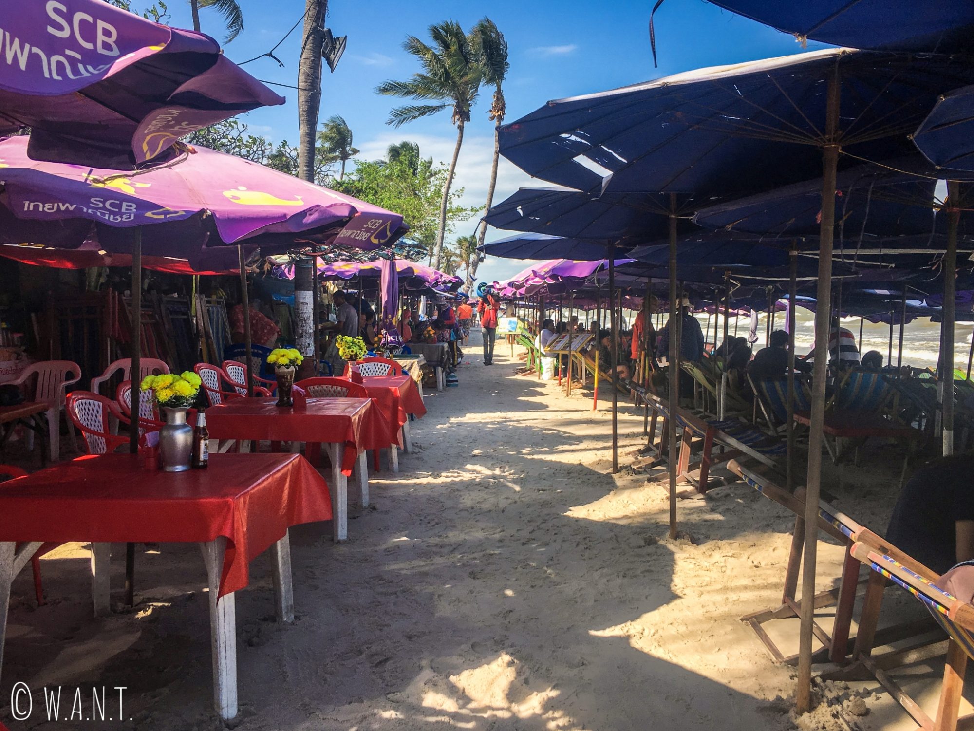 Restaurants installés sur la plage de Hua Hin