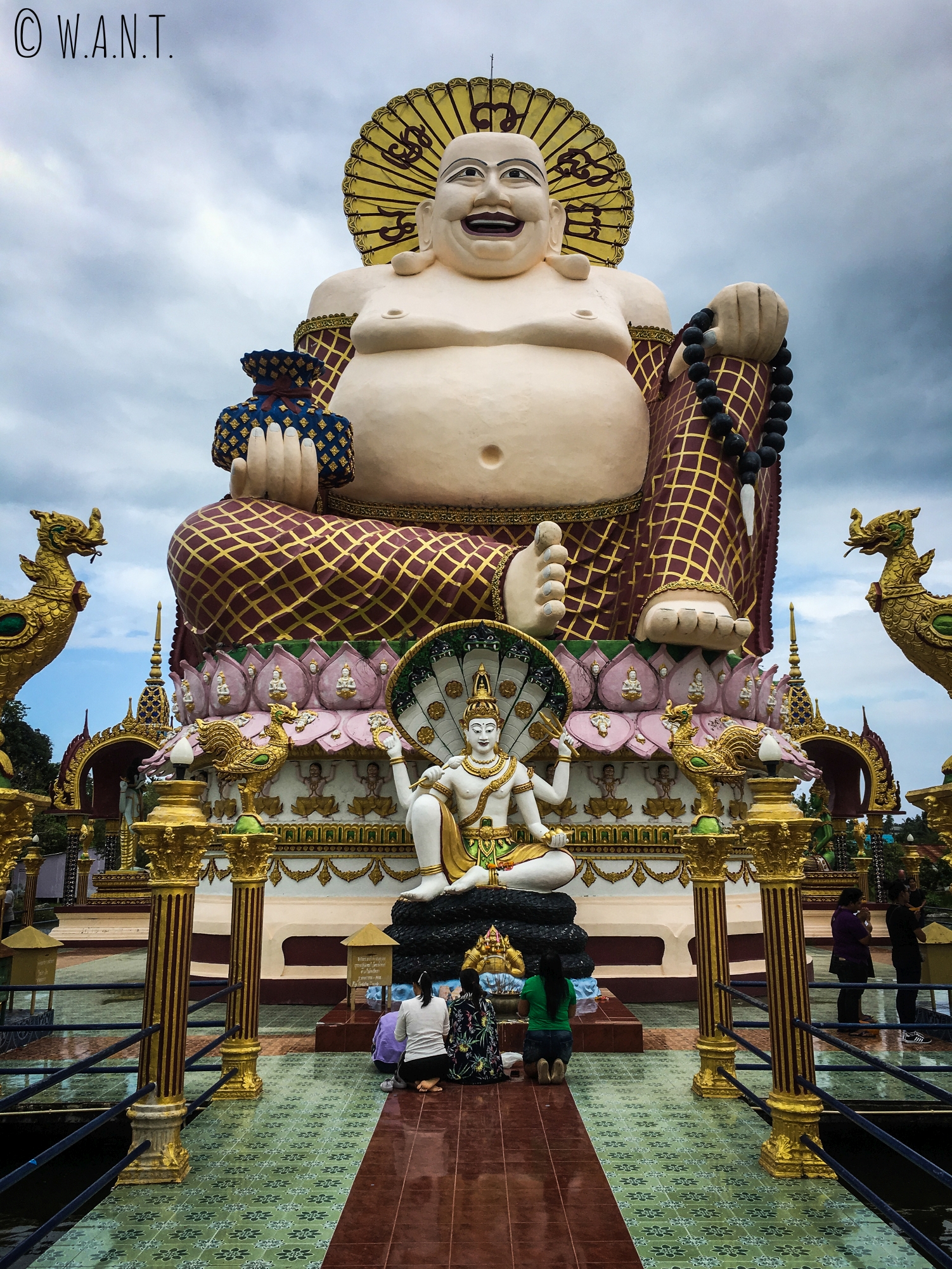 Statue géante de Bouddha rieur au Wat Plai Laem de Koh Samui