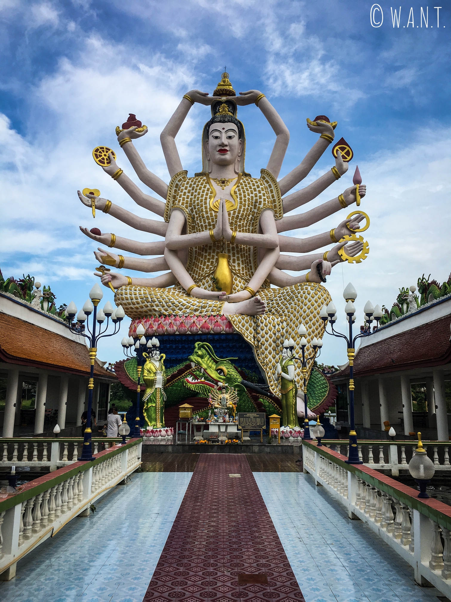 Statue géante de Guanyin au Wat Plai Laem de Koh Samui
