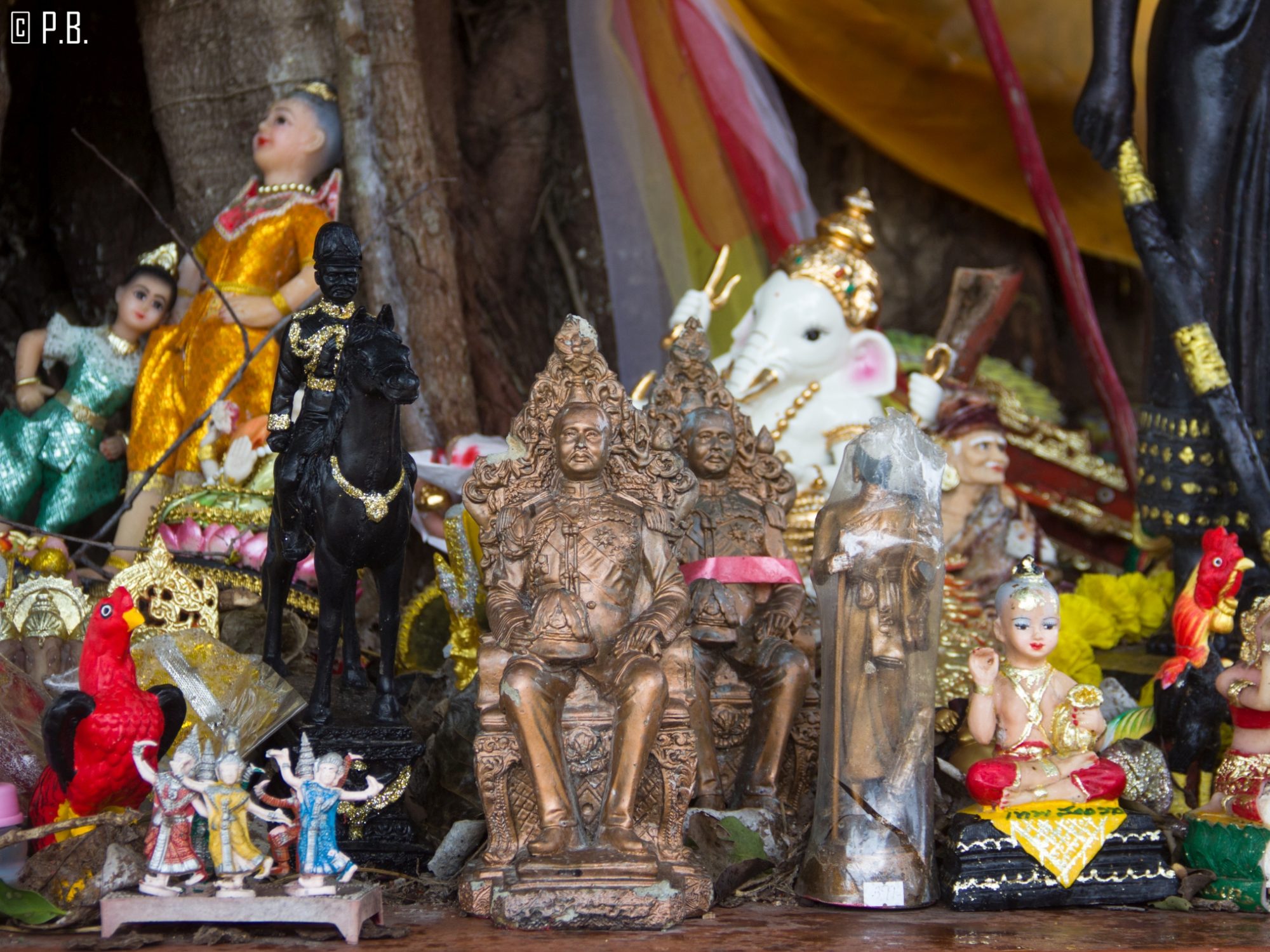 Statues miniatures au Wat Sila Ngu sur l'île de Koh Samui