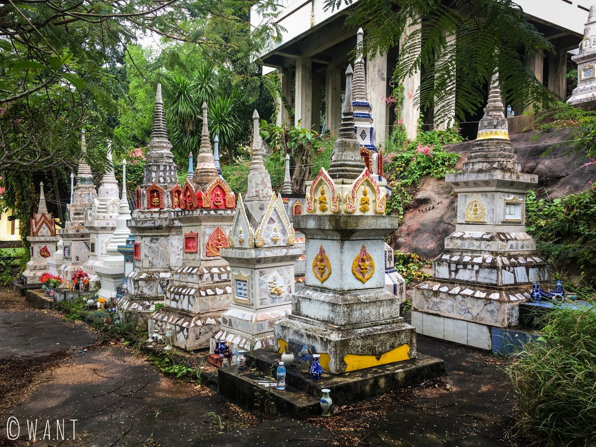 Tombes au Wat Sila Ngu sur l'île de Koh Samui