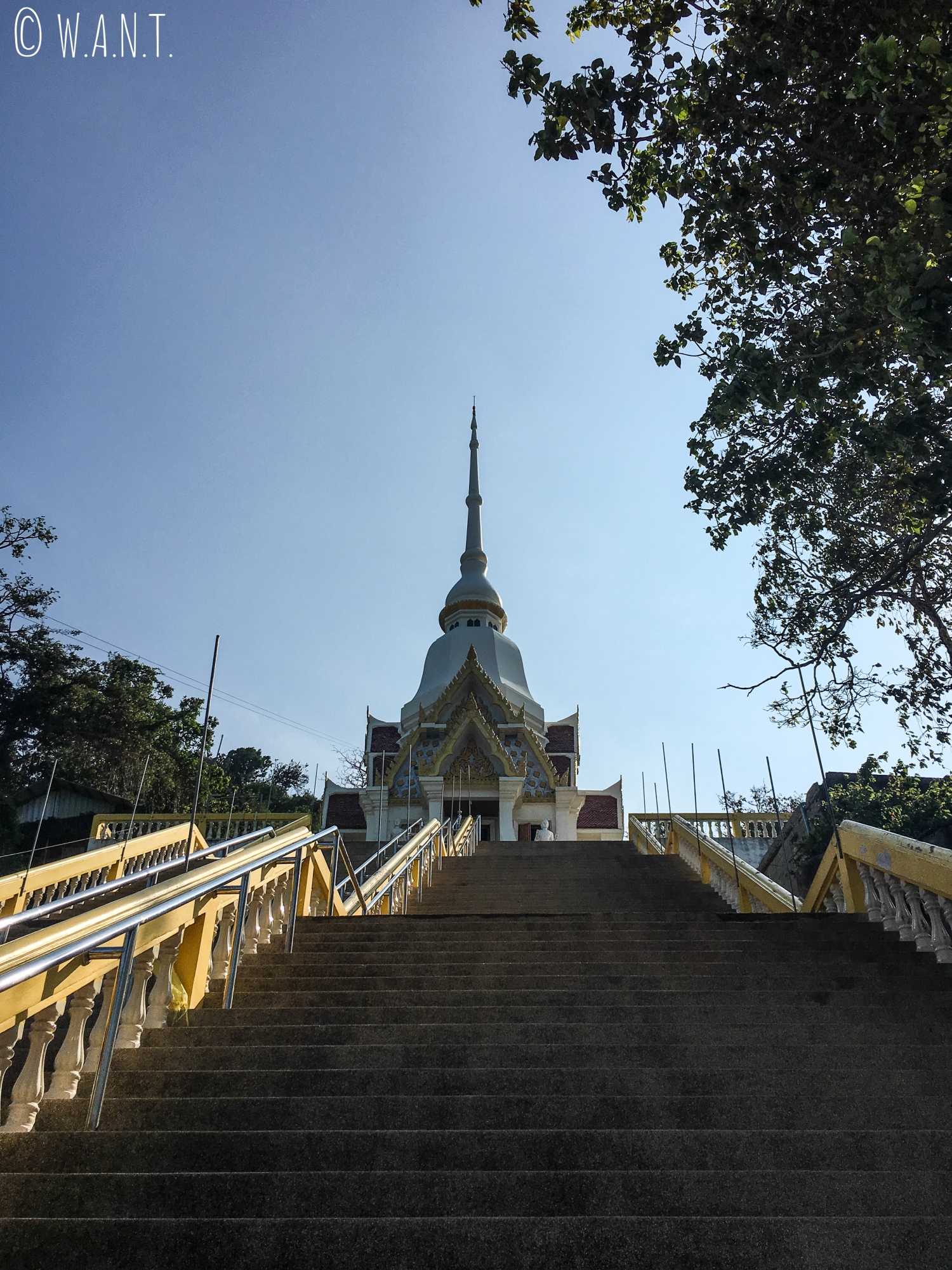 Vue en contre-plongée du Wat Khao Takiab de Hua Hin