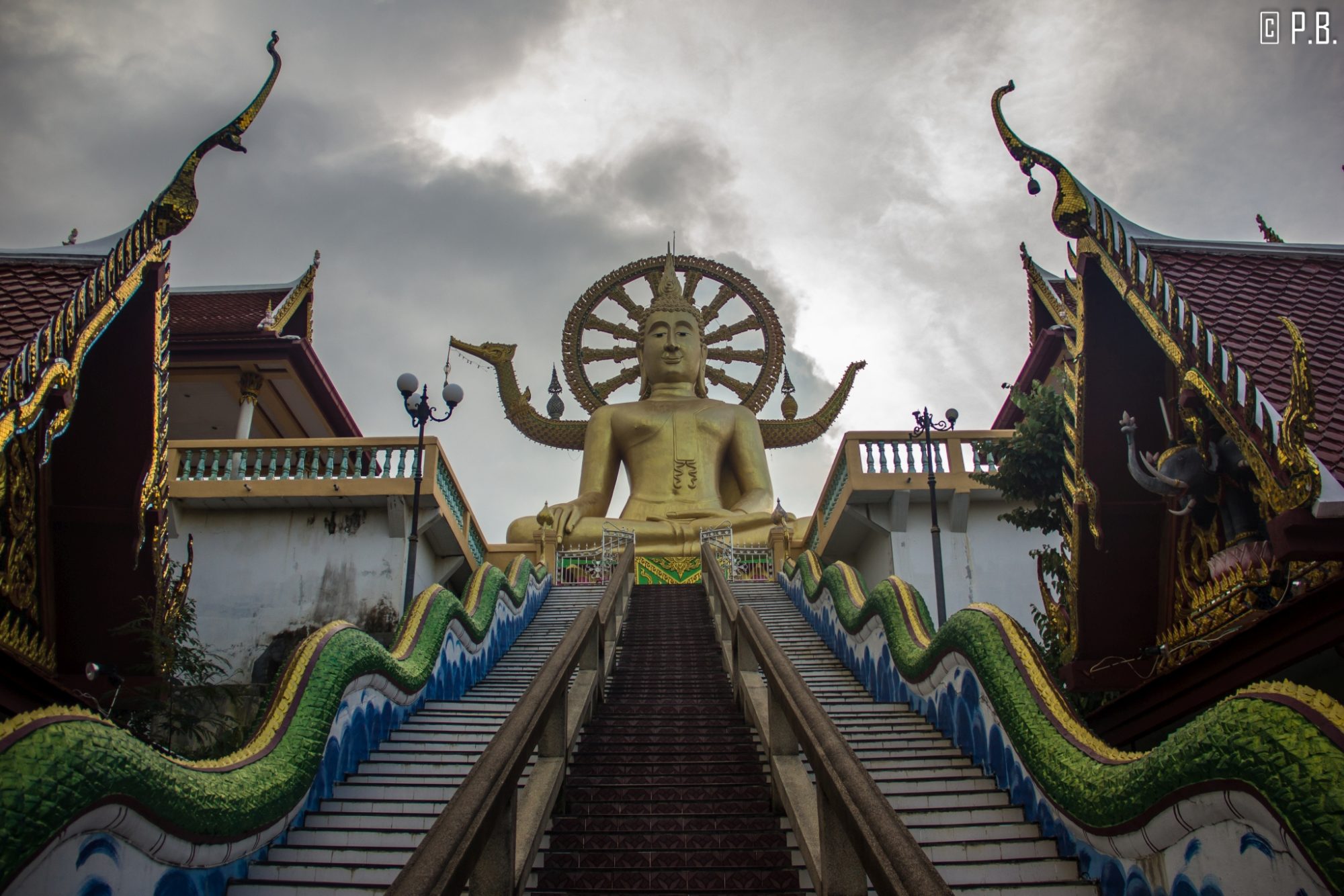 Vue en contre-plongée sur la statue de Big Bouddha à Koh Samui
