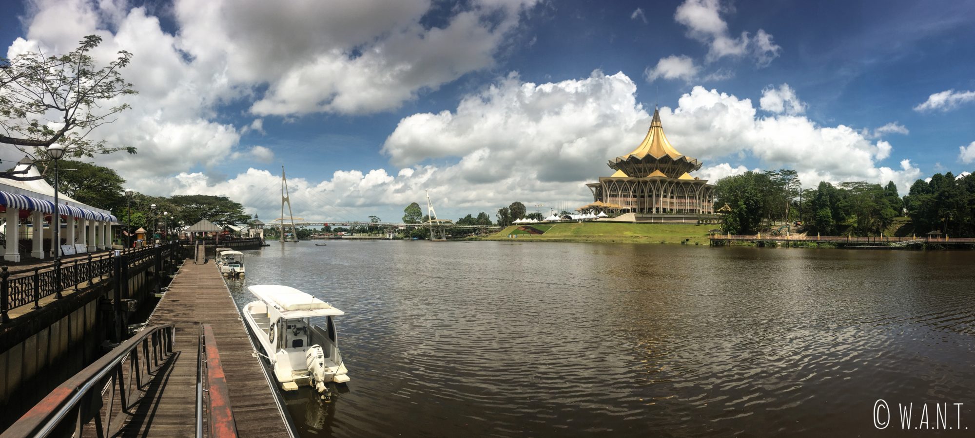 Assemblée législative du Sarawak de Kuching, depuis la rive opposée