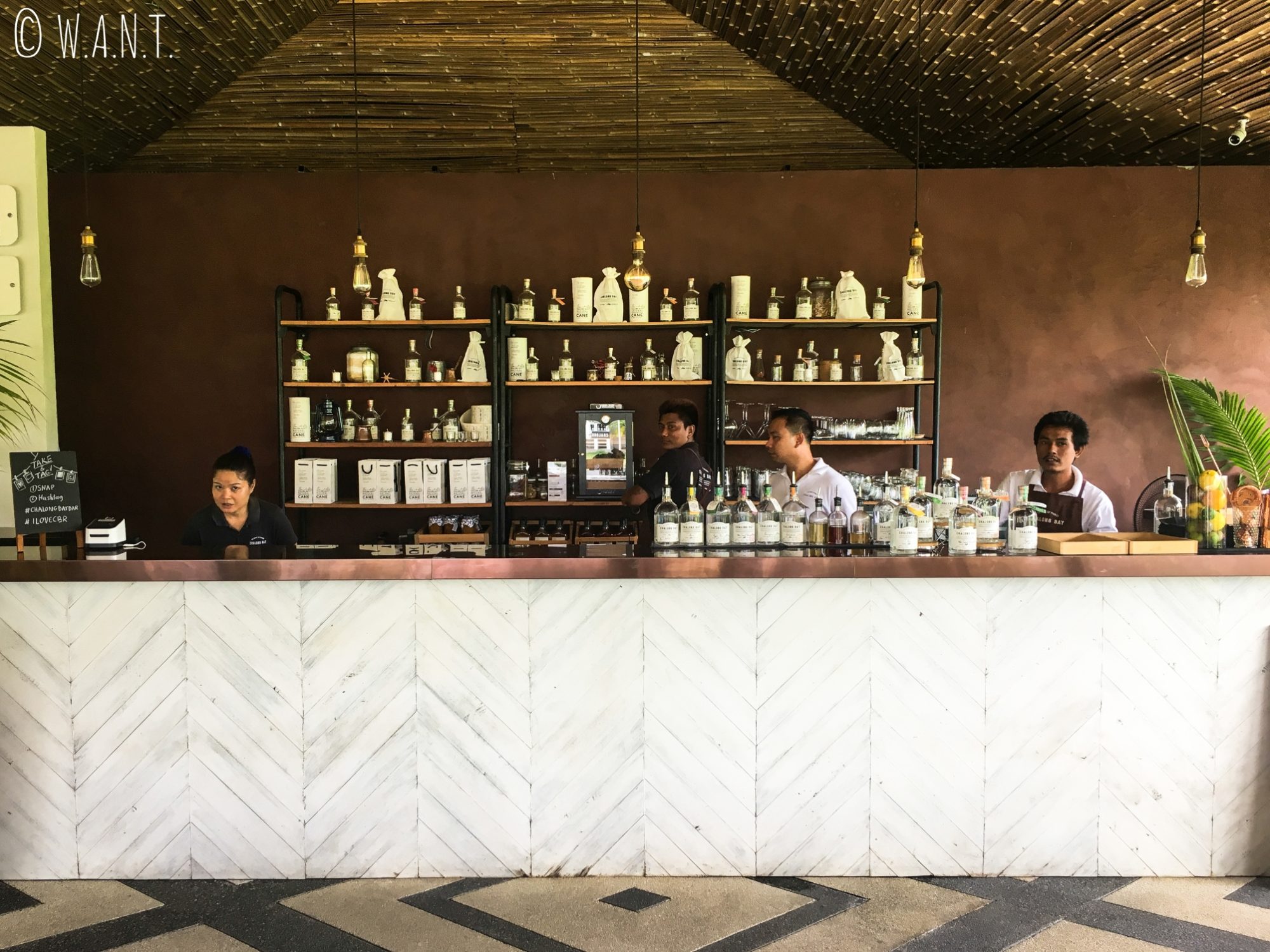 Bar de la distillerie de Chalong Bay à Phuket