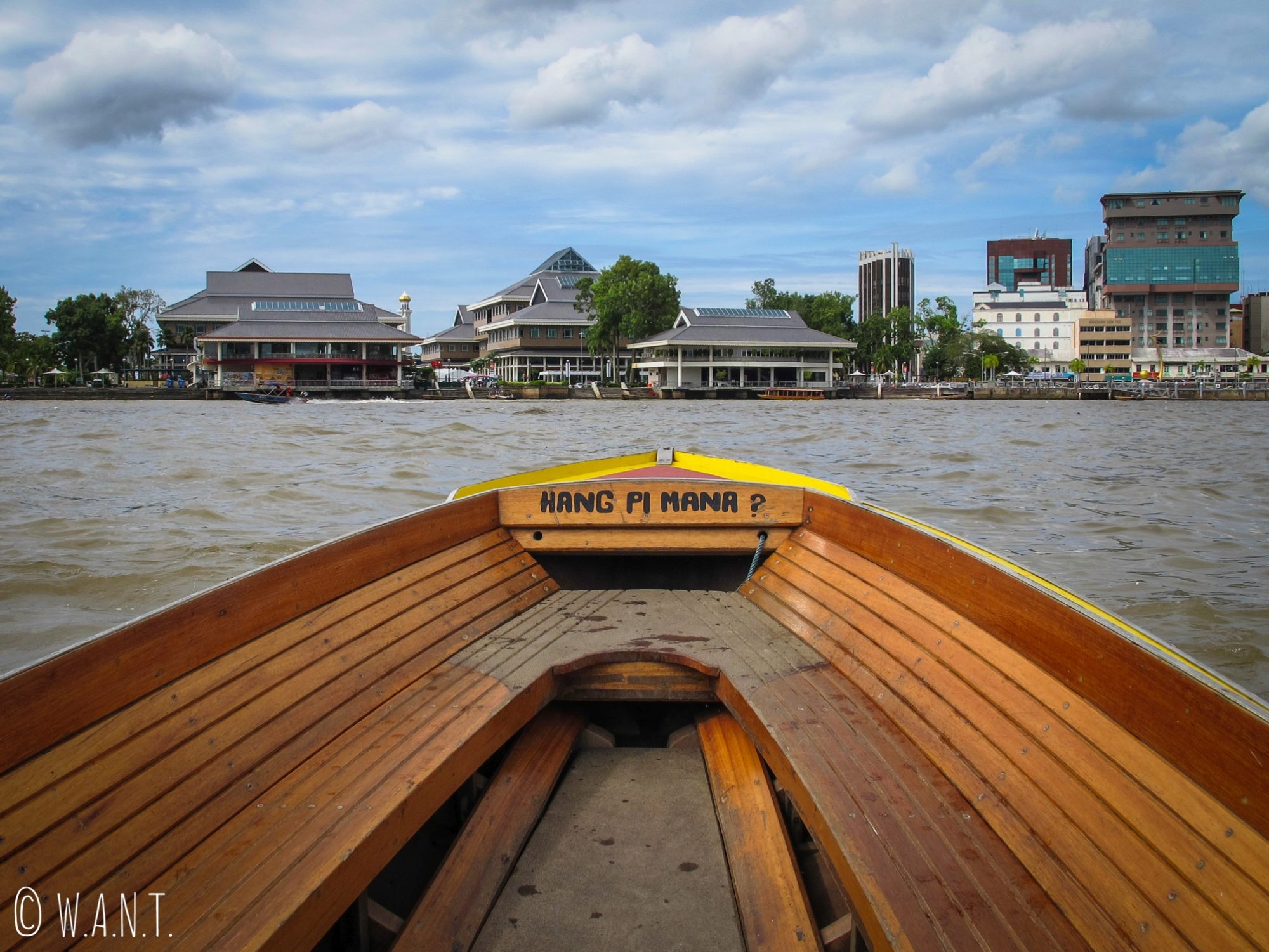 Barque nous conduisant du village flottant de Kampong Ayer à Bandar Seri Begawan