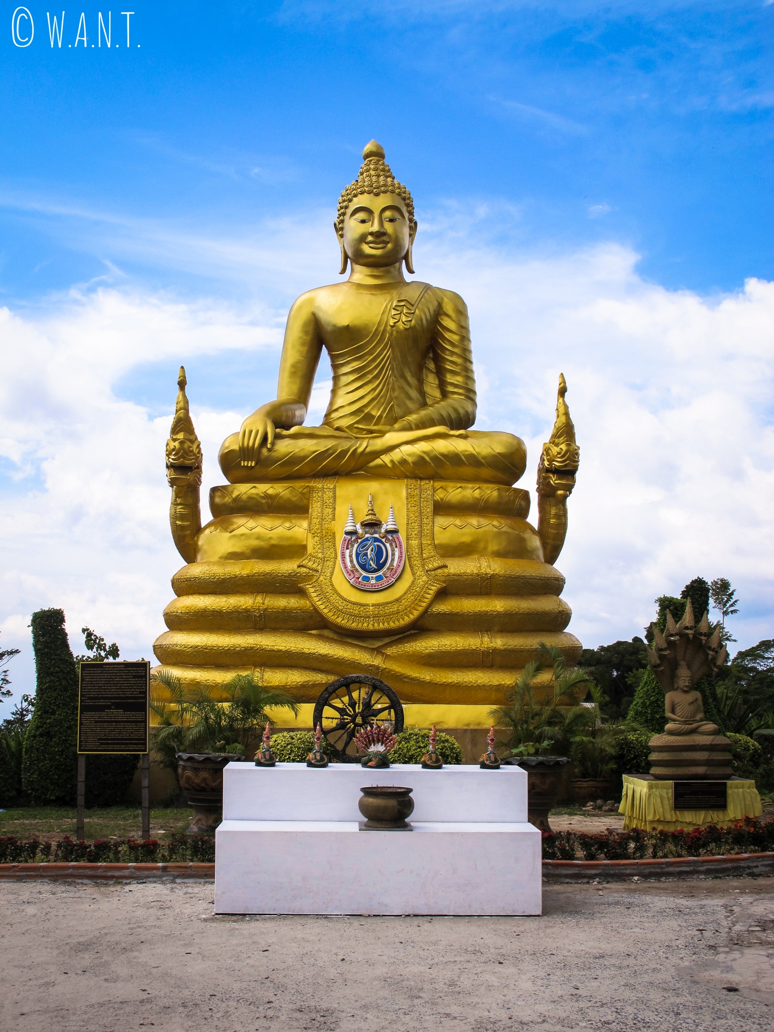 Bouddha doré dédié à la reine Sirikit à Phuket