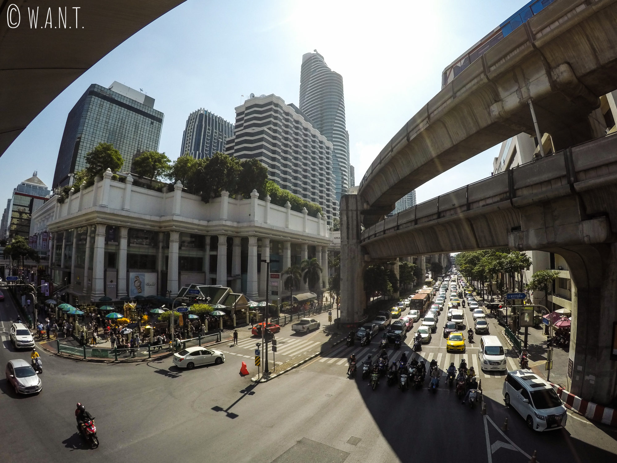 Buildings, BTS, trafic et temple Erawan à Bangkok