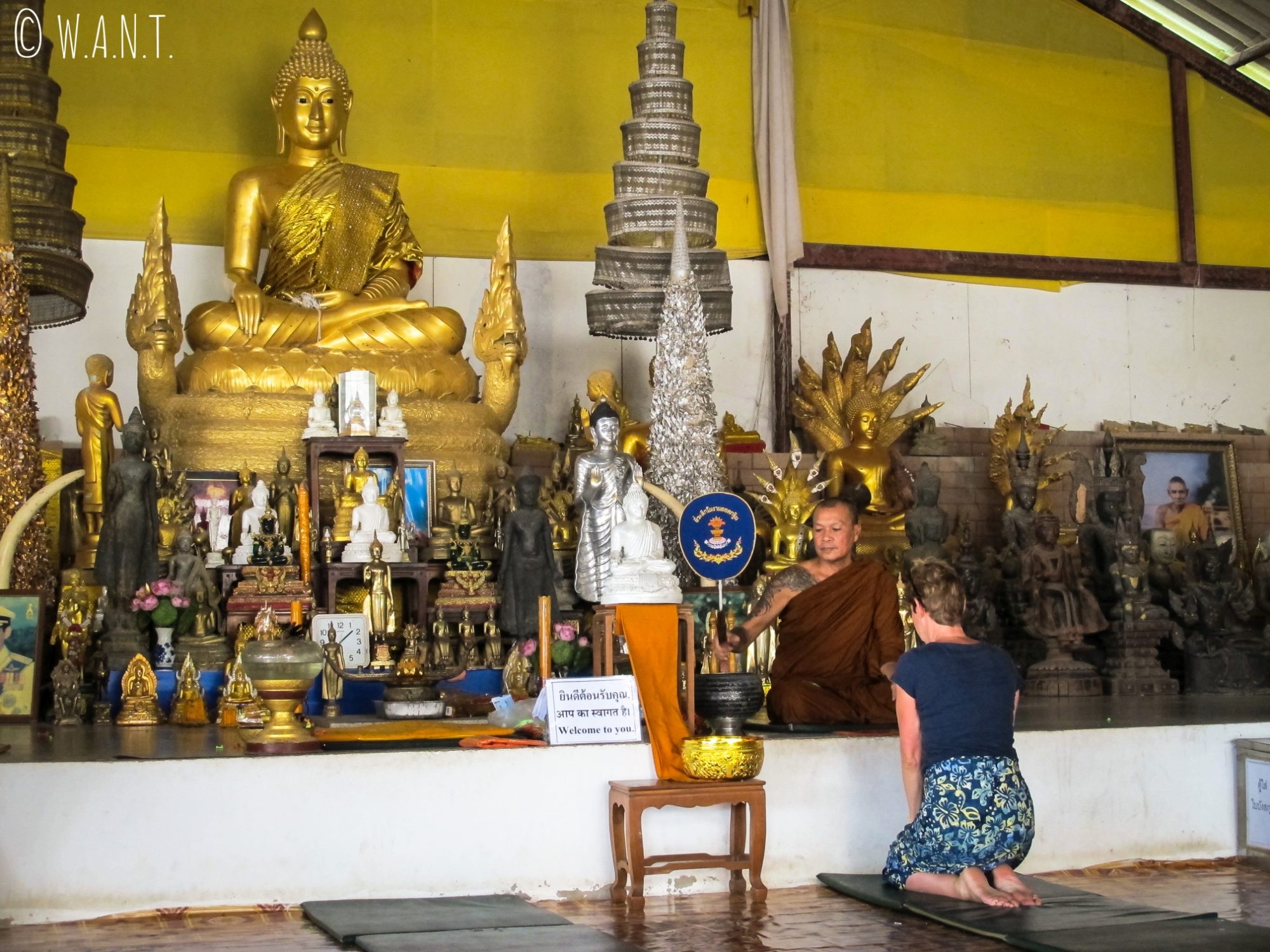 Colette se fait bénir par un moine au temple du Big Bouddha de Phuket