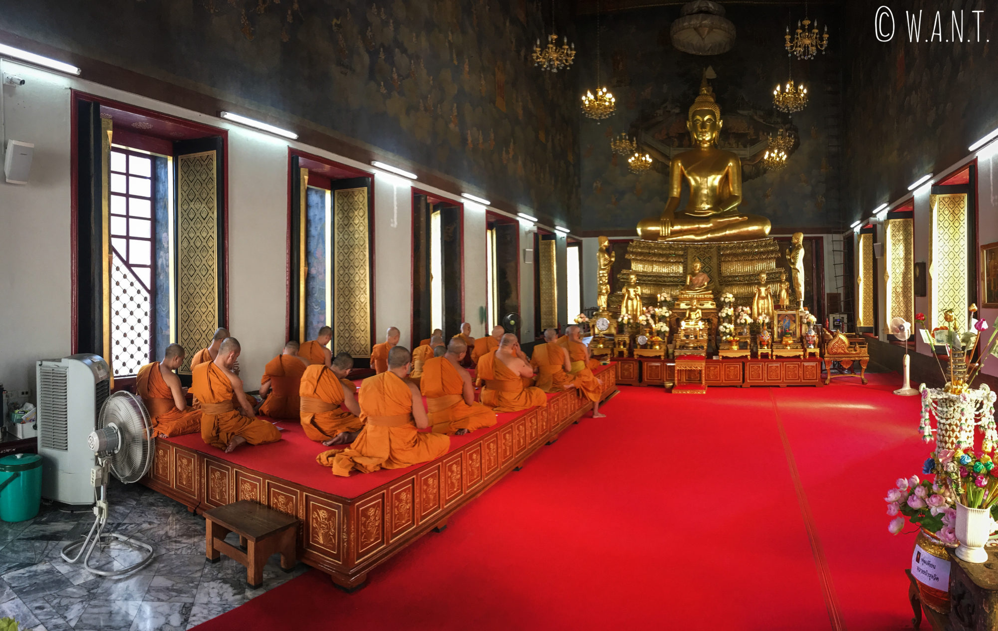 Cérémonie au Wat Ratchanatdaram de Bangkok