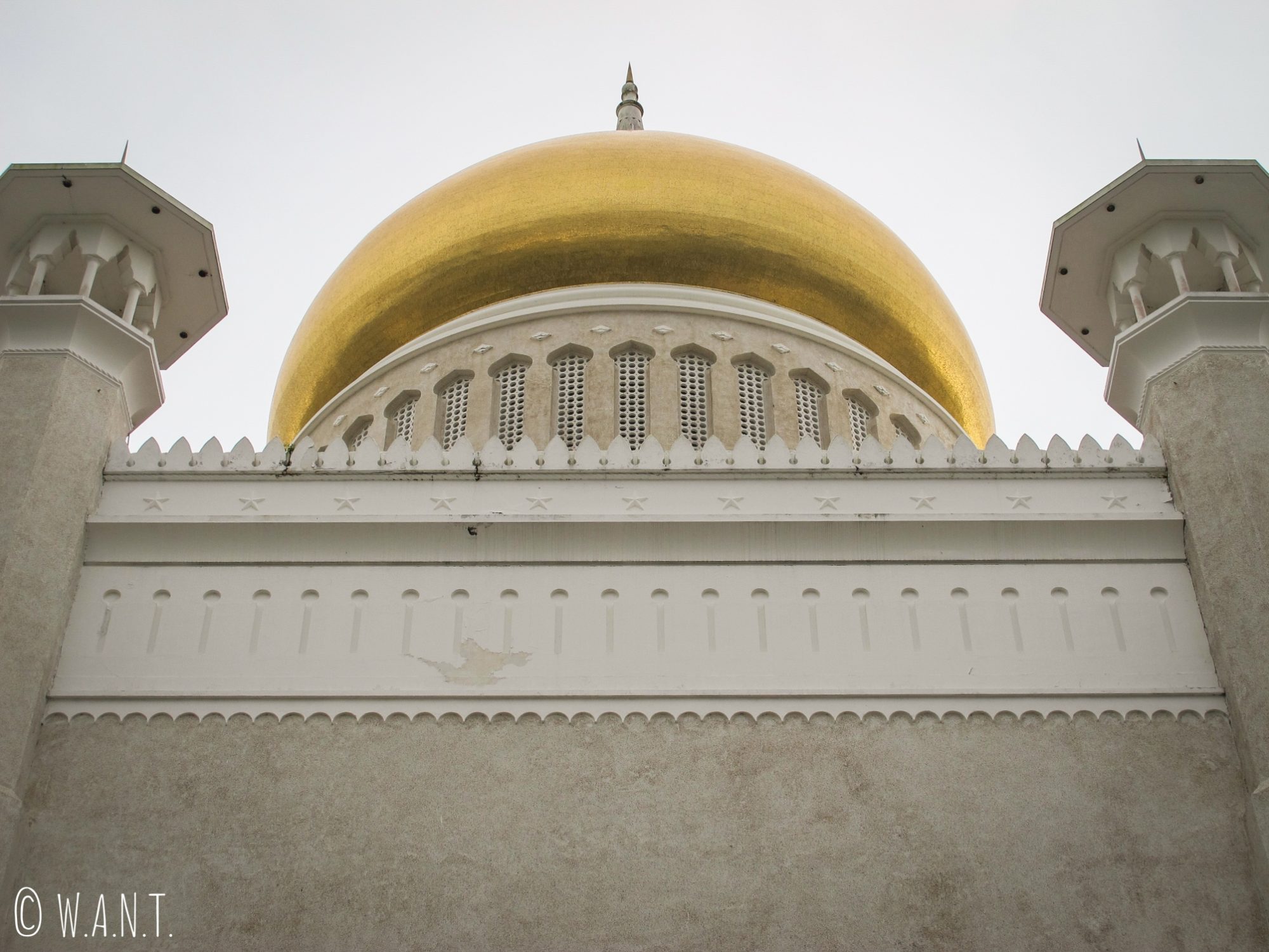 Dôme et minarets de la mosquée Masjid Omar Ali Saifuddien de Bandar Seri Begawan