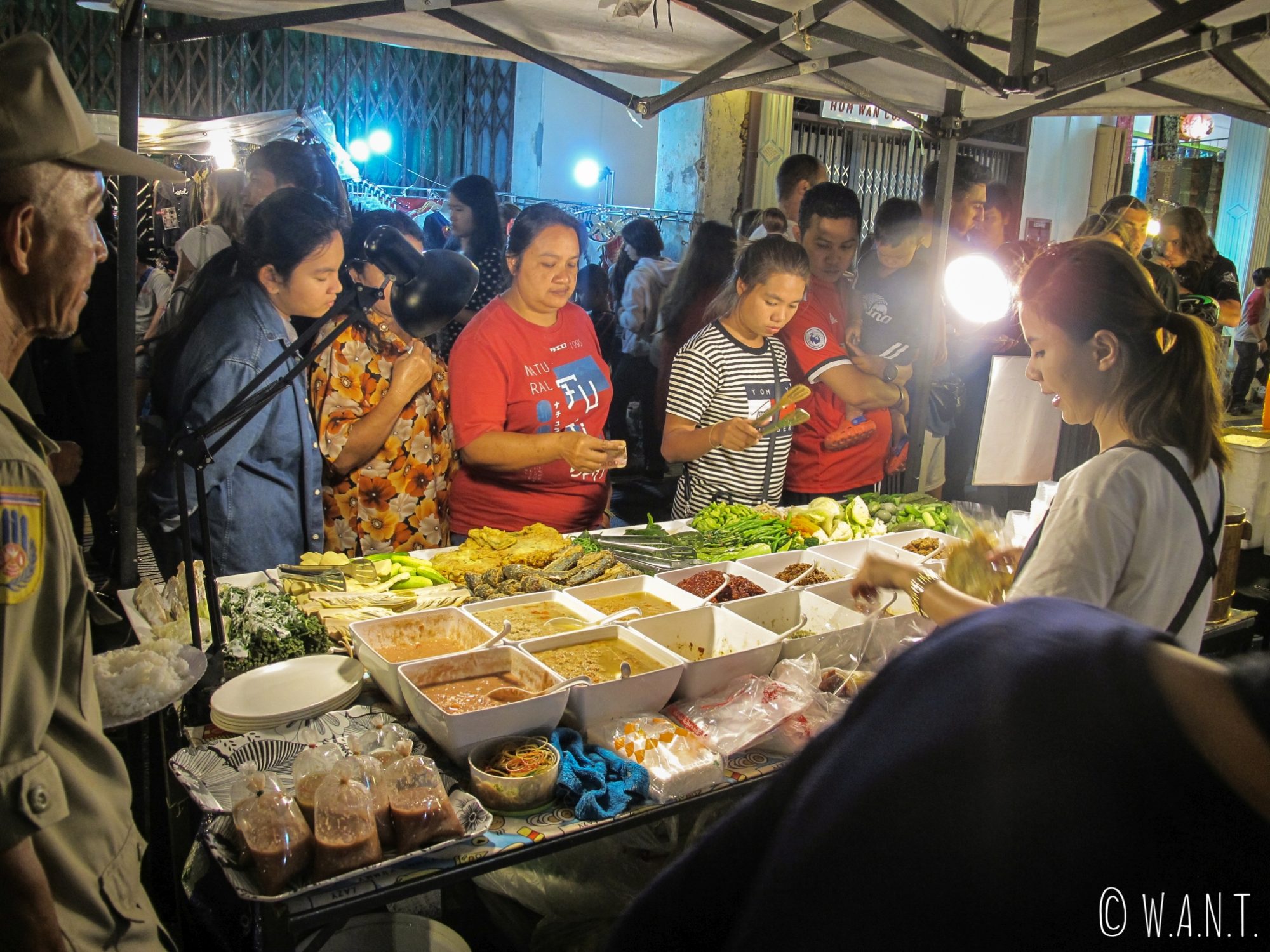 Effervescence sur le night market du vieux Phuket