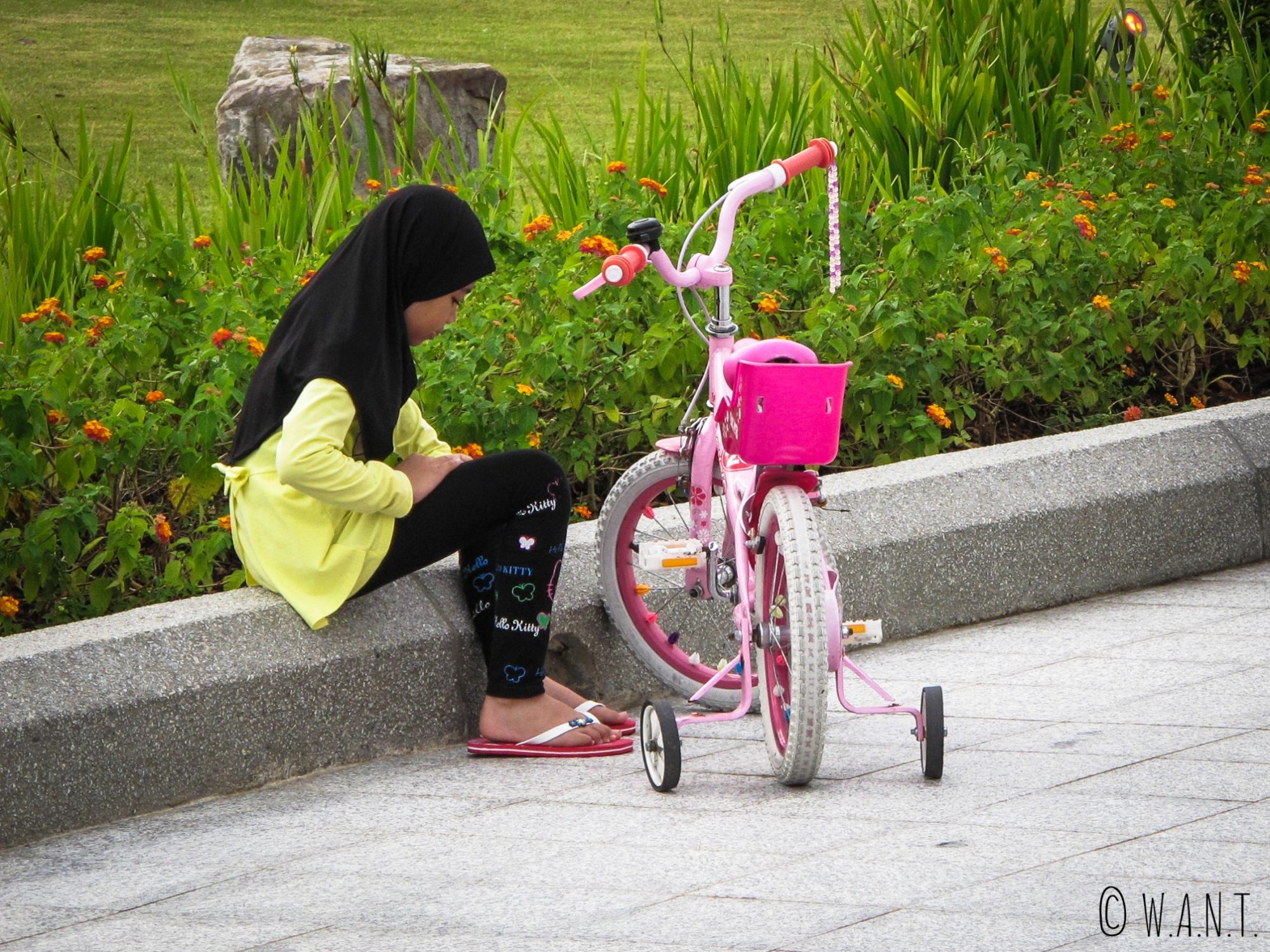 Filette et son vélo dans le parc Taman Mahkota Jubli Emas de Bandar Seri Begawan