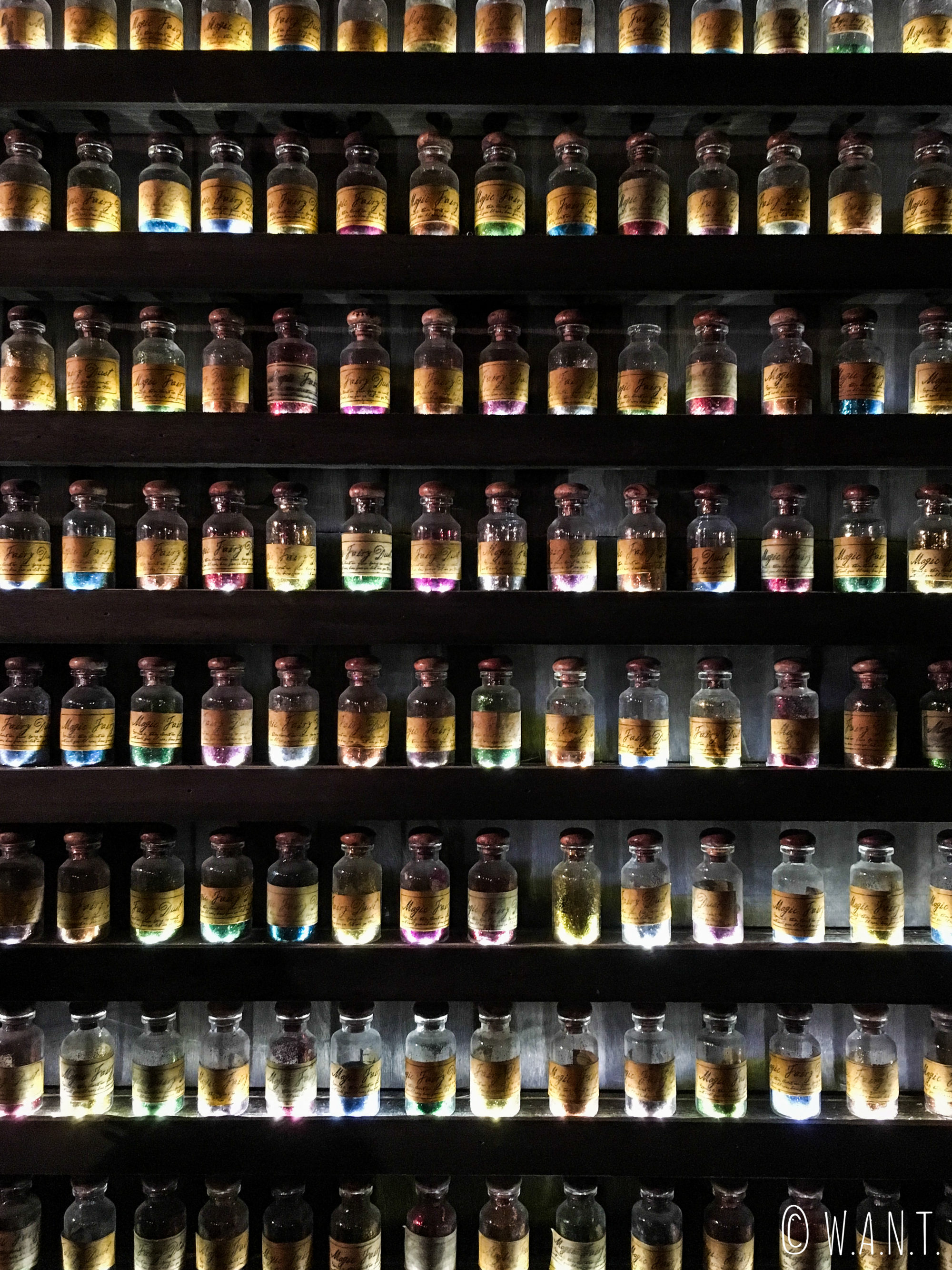 Fioles d'alcools au bar Iron Fairies de Bangkok