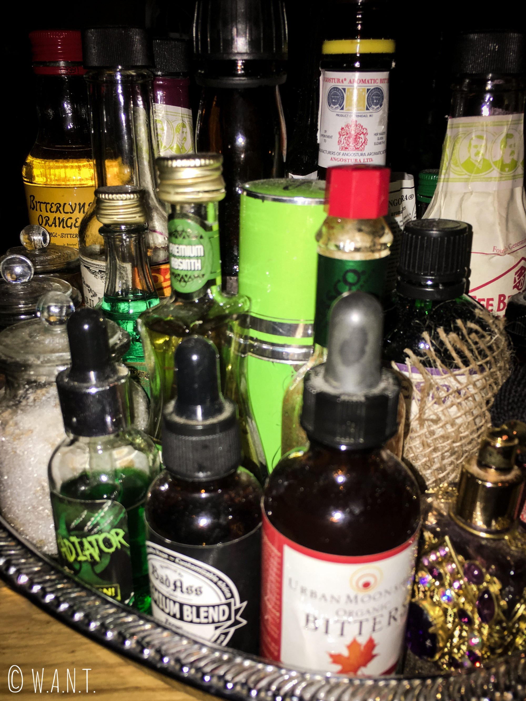 Fioles à cocktails au bar Vesper de Bangkok