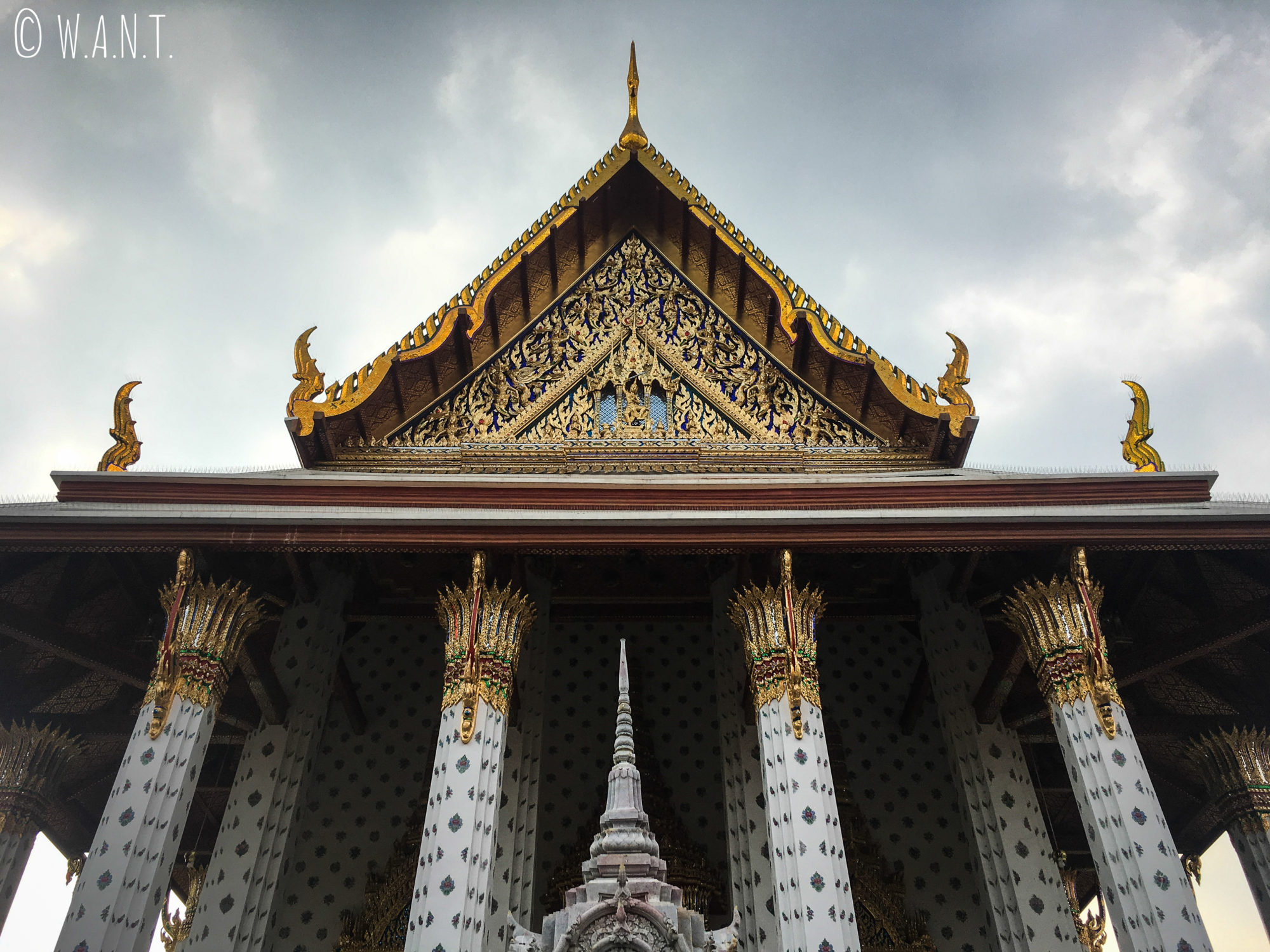 Fronton du temple situé à côté du Wat Arun de Bangkok