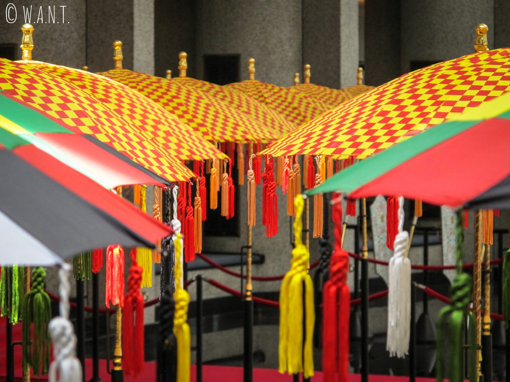 Gros plan sur des parasols à l'intérieur du Royal Regalia Museum de Bandar Seri Begawan