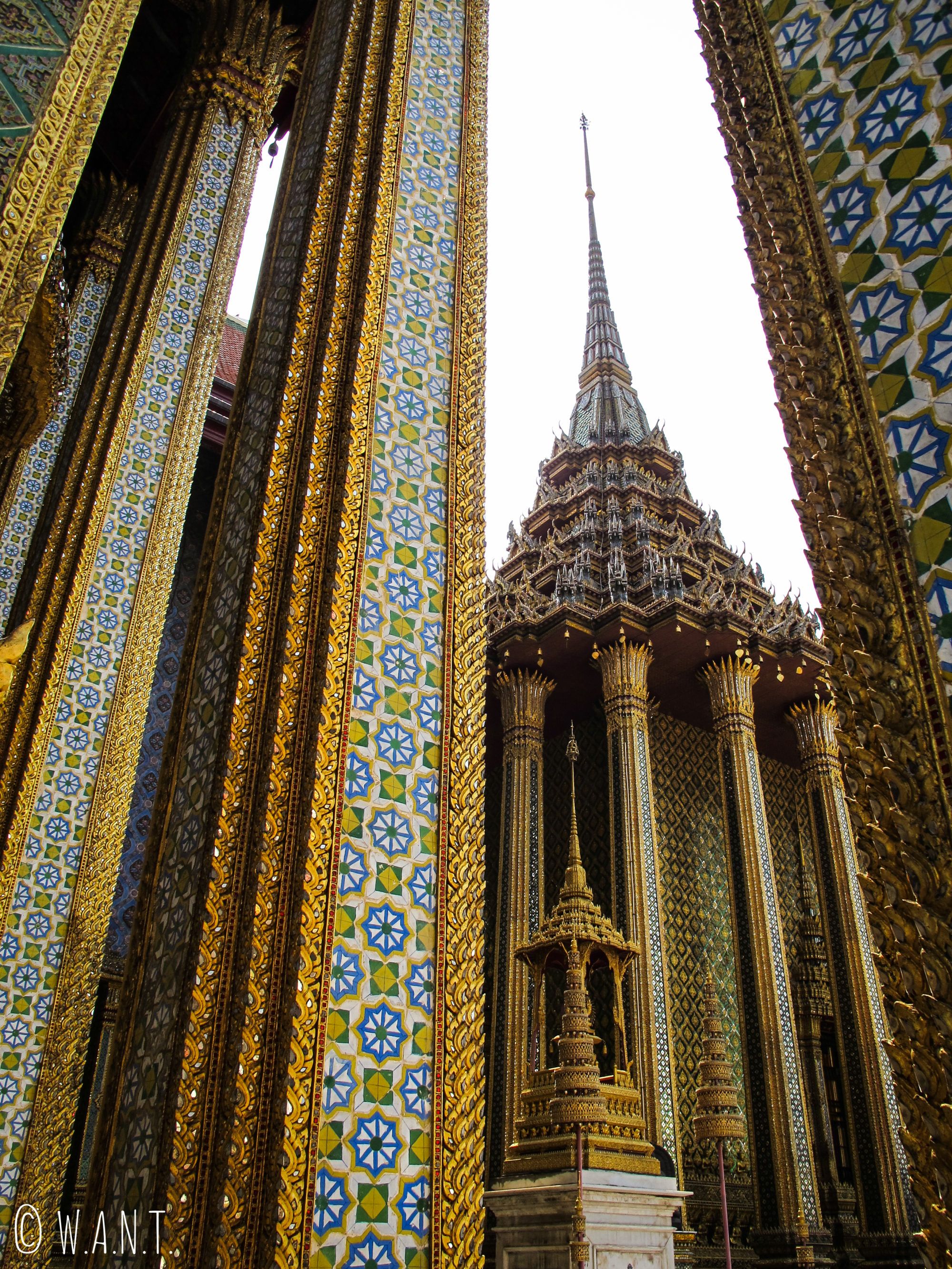 Gros plan sur l'architecture atypique du Palais Royal de Bangkok