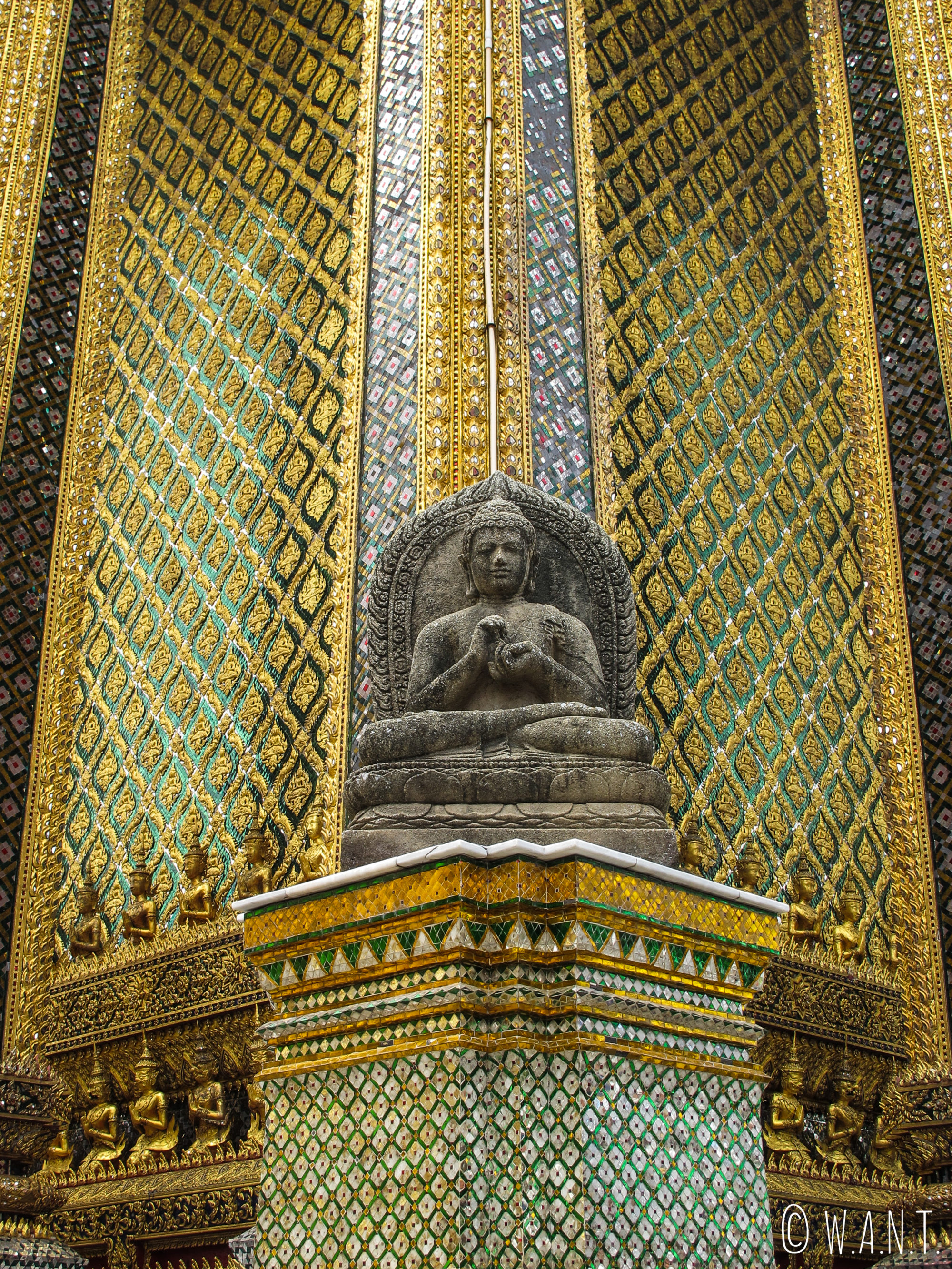 Gros plan sur le temple principal dans l'enceinte du Palais Royal de Bangkok