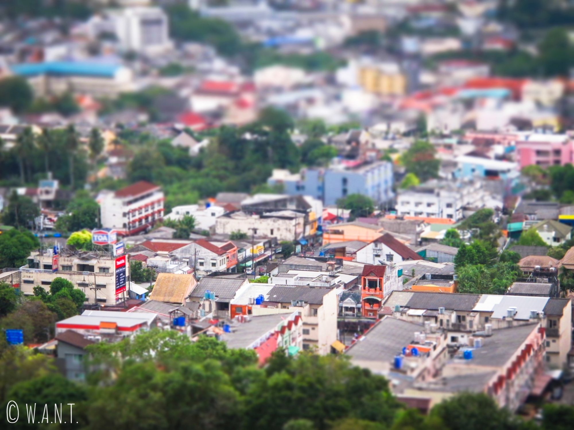 Gros plan sur les constructions depuis le point de vue Khao Rang Hill de Phuket