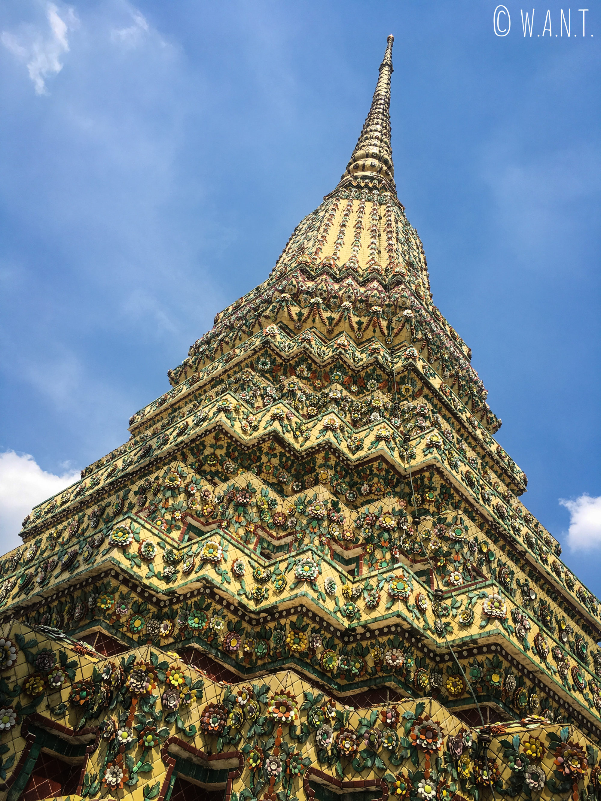 Gros plan sur un stupa en mosaïque au Wat Pho de Bangkok