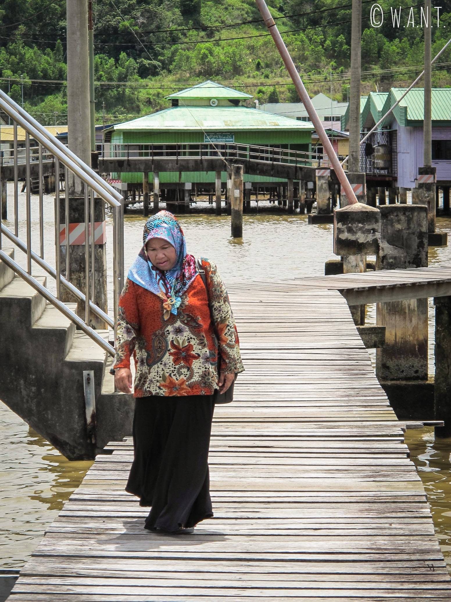 Une habitante du village flottant de Kampong Ayer habillée à la mode du Brunei